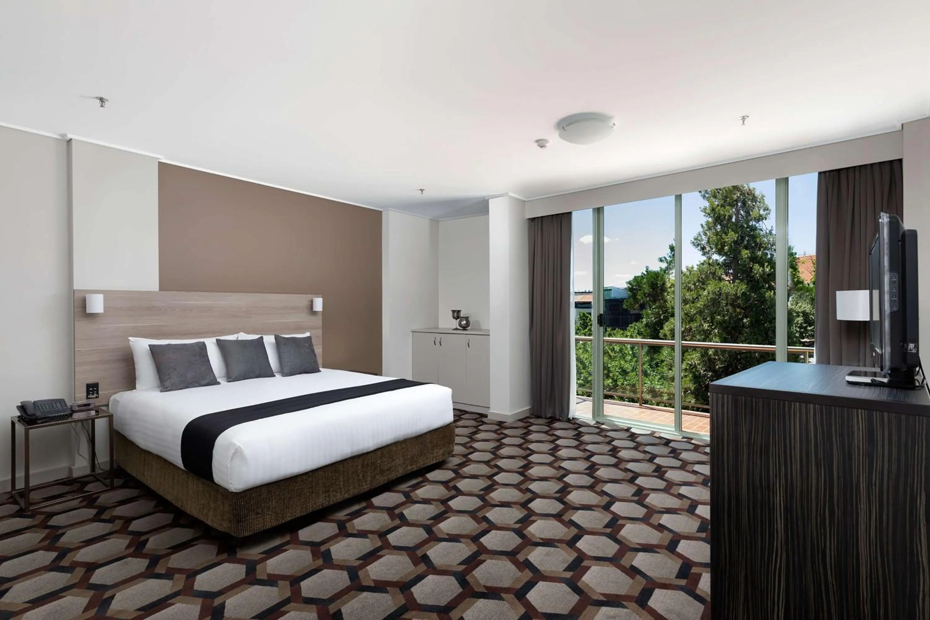Photo of the whole room, Bed in Rydges Canberra