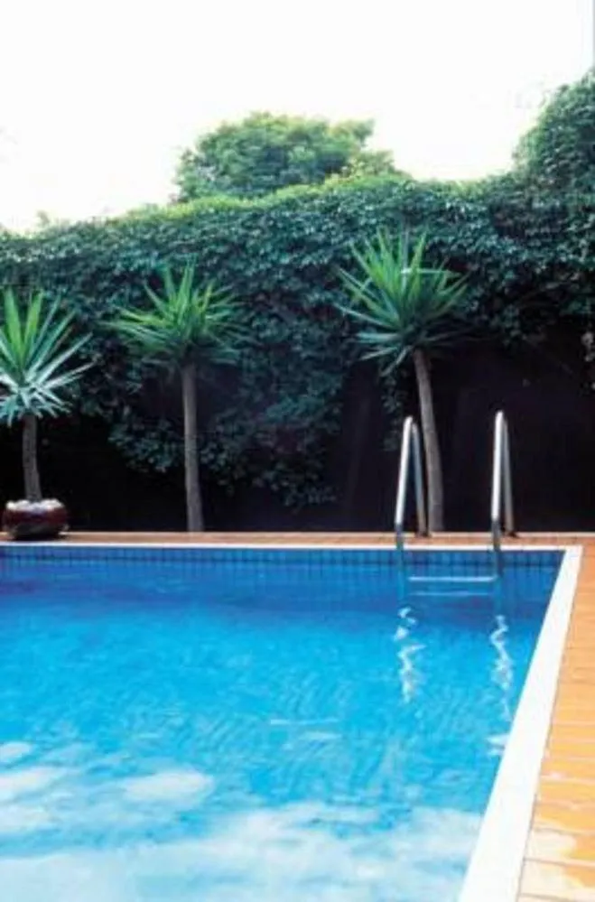Swimming pool in Mercure North Melbourne