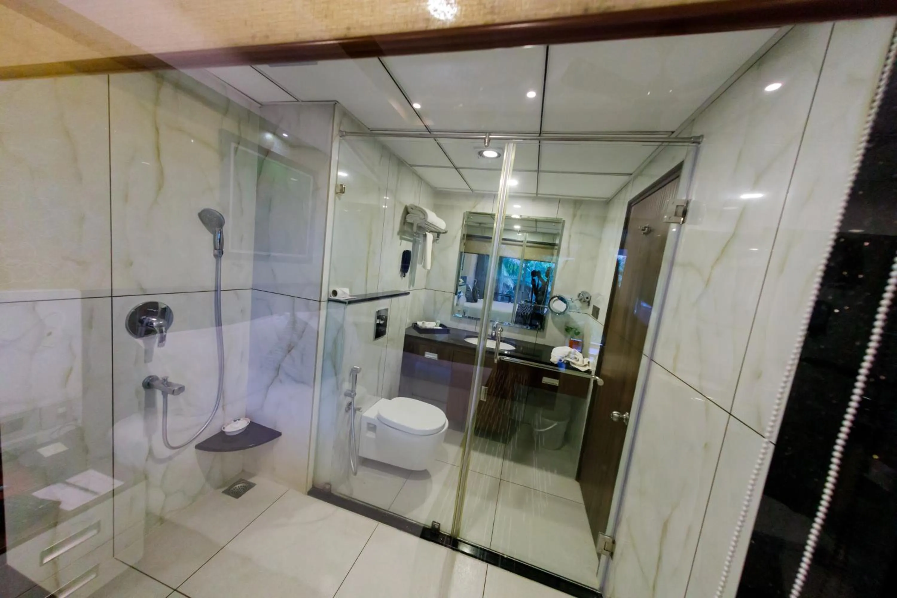 Shower in The Renai Cochin