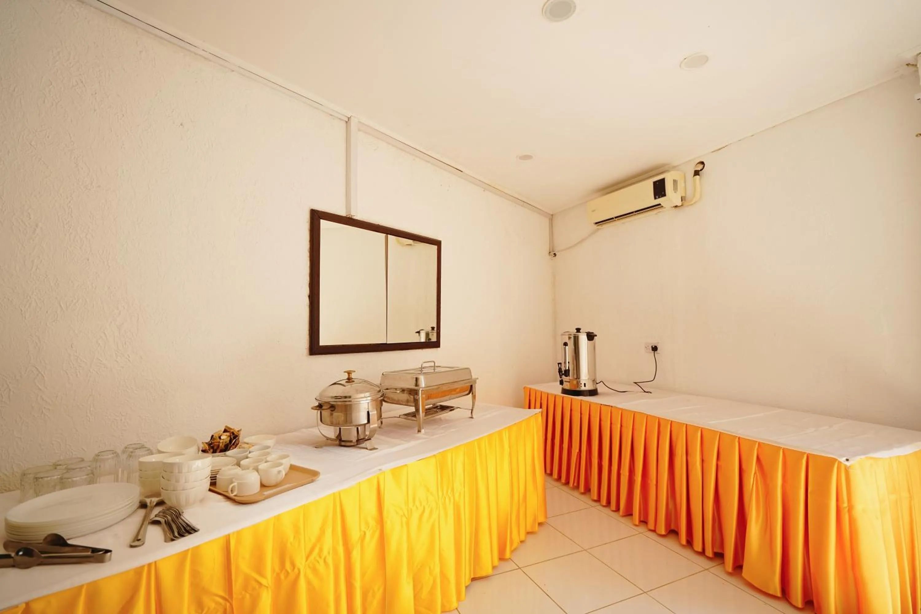 Restaurant/places to eat, Bed in Tropicana Hotel