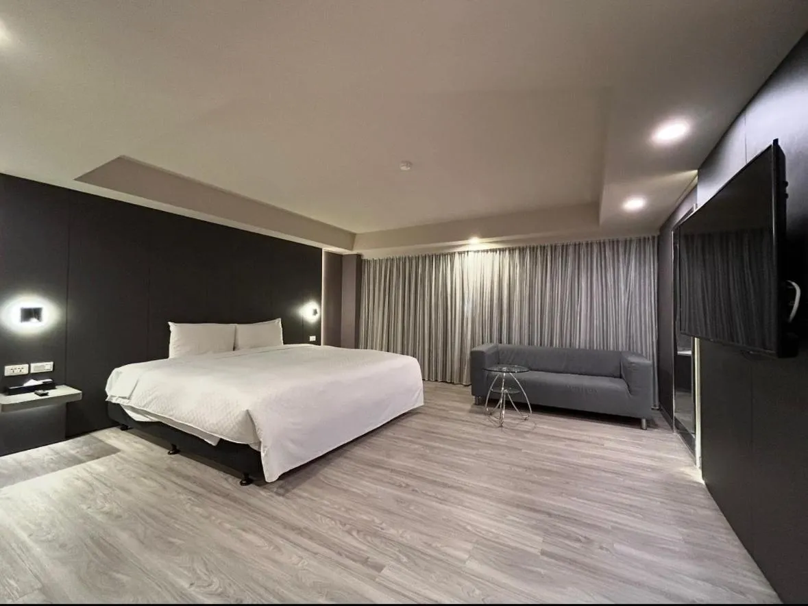 Photo of the whole room, Bed in Forward Suites Ⅰ