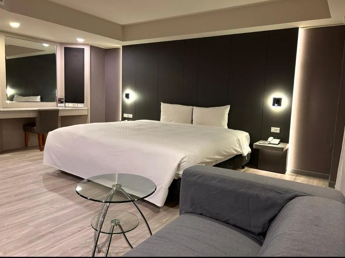 Photo of the whole room, Bed in Forward Suites Ⅰ