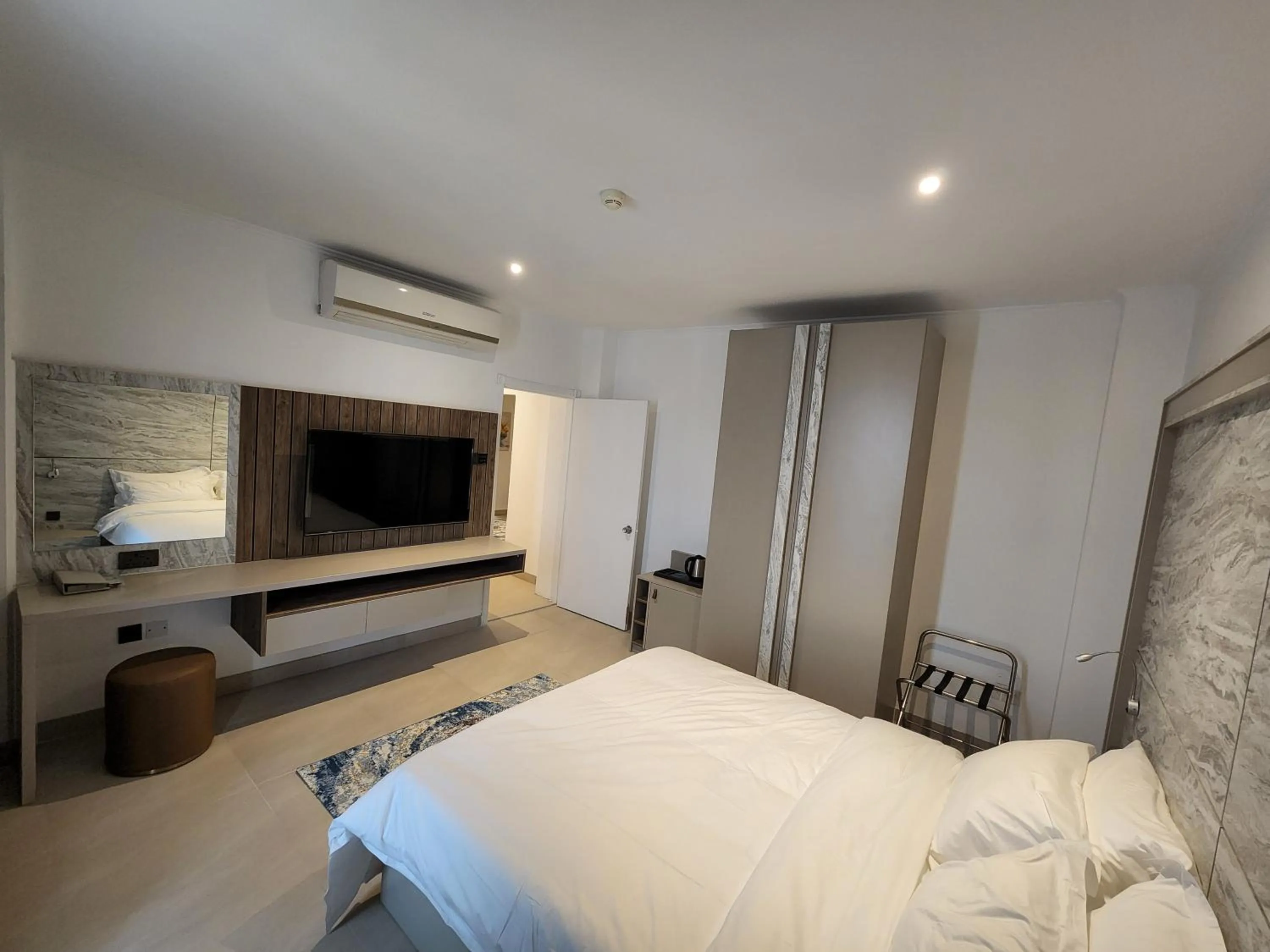 TV and multimedia, Bed in Imperial Suites Hotel