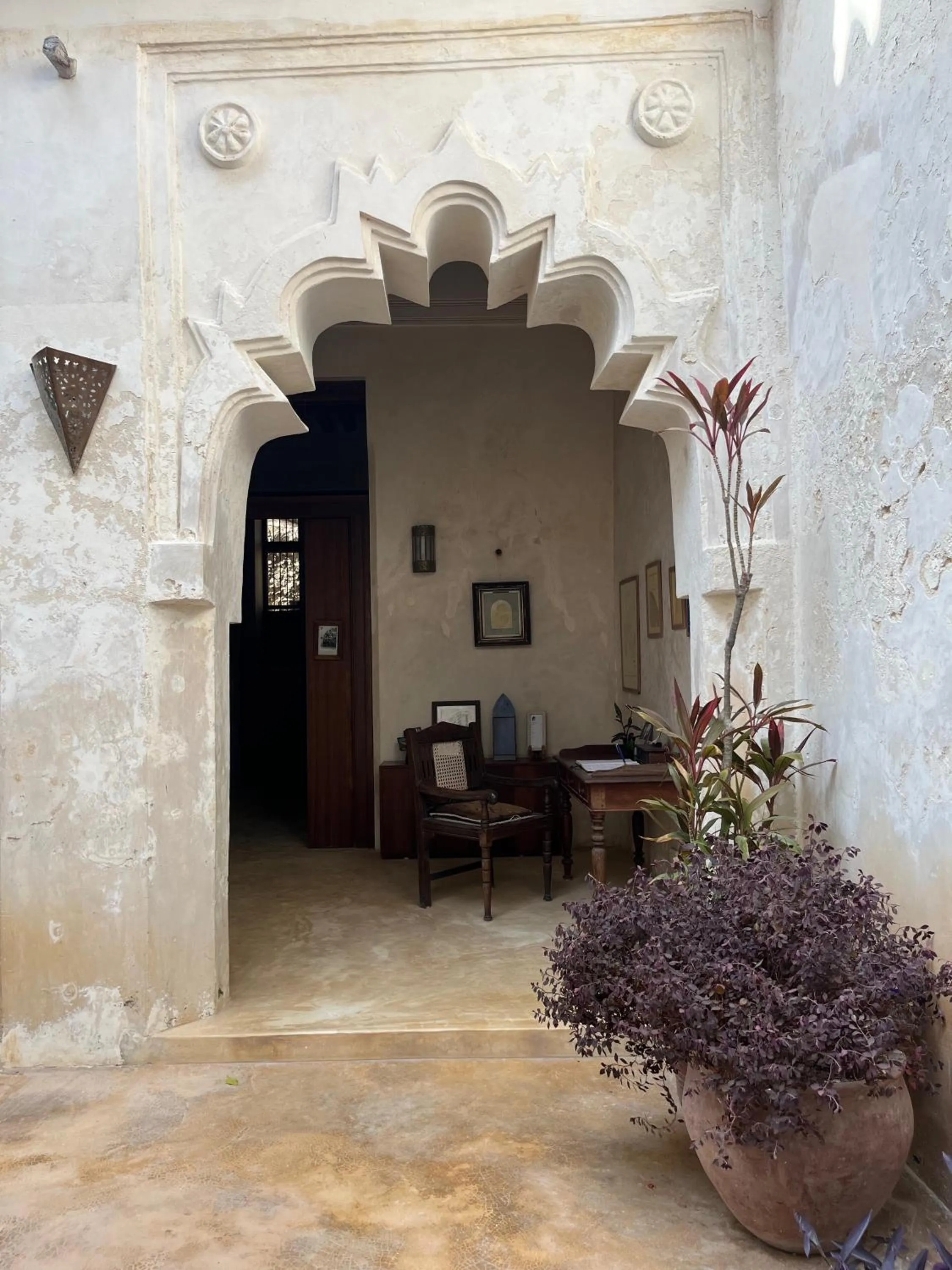 Facade/entrance in Subira House