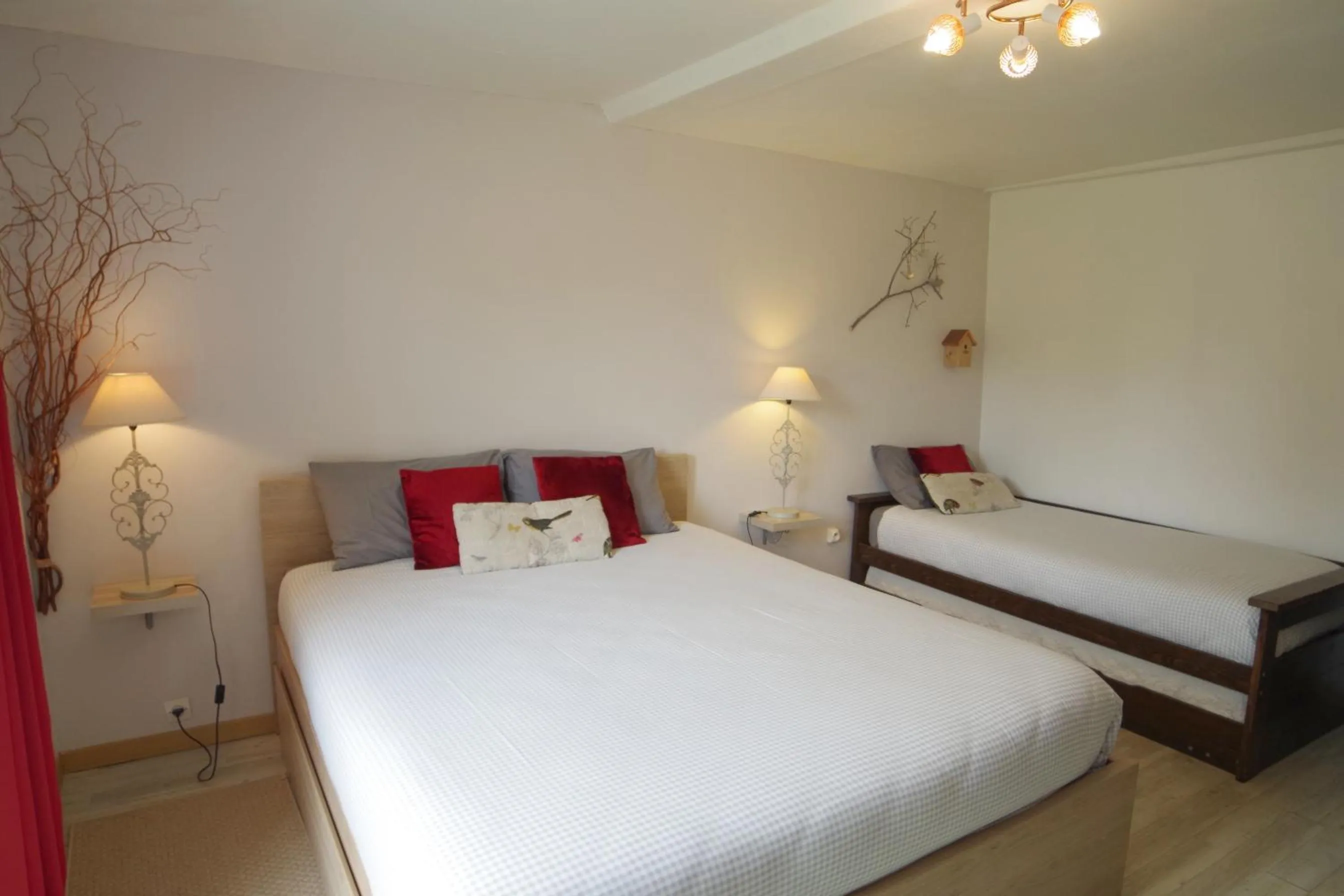 Photo of the whole room, Bed in Les 4 saisons