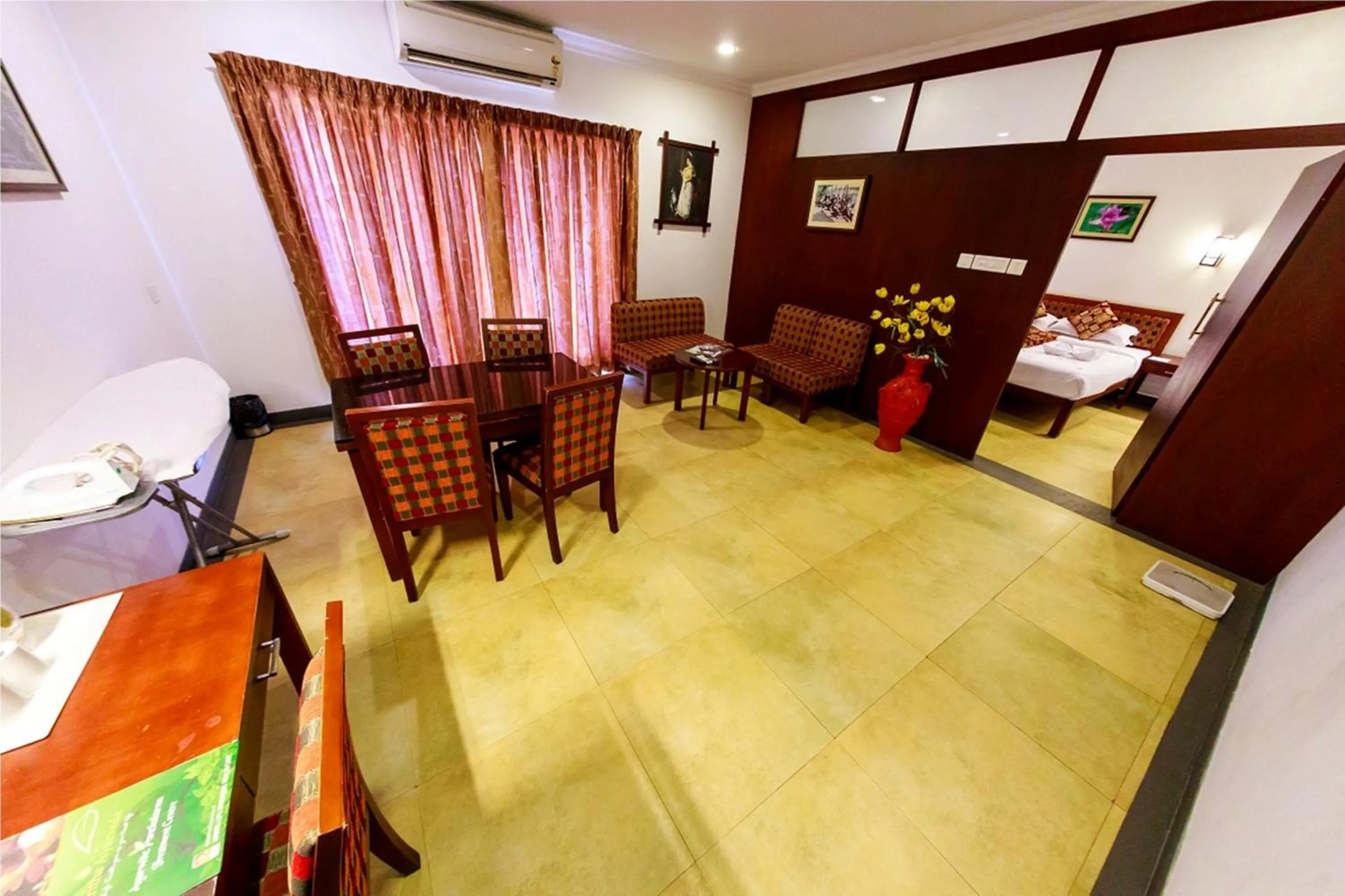 Seating area, Bed in Green Fields Kumarakom
