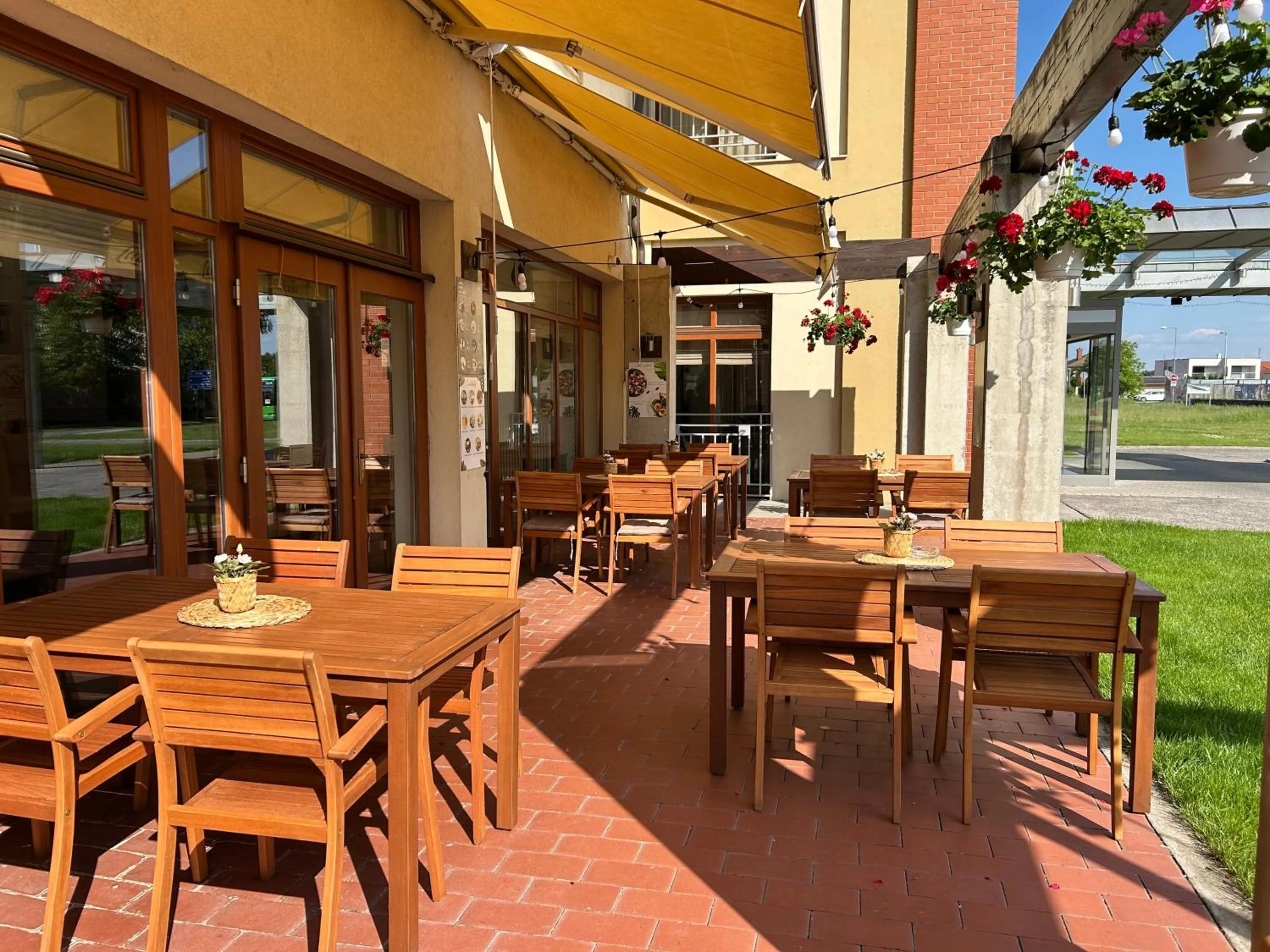 Restaurant/places to eat in Hotel Legend