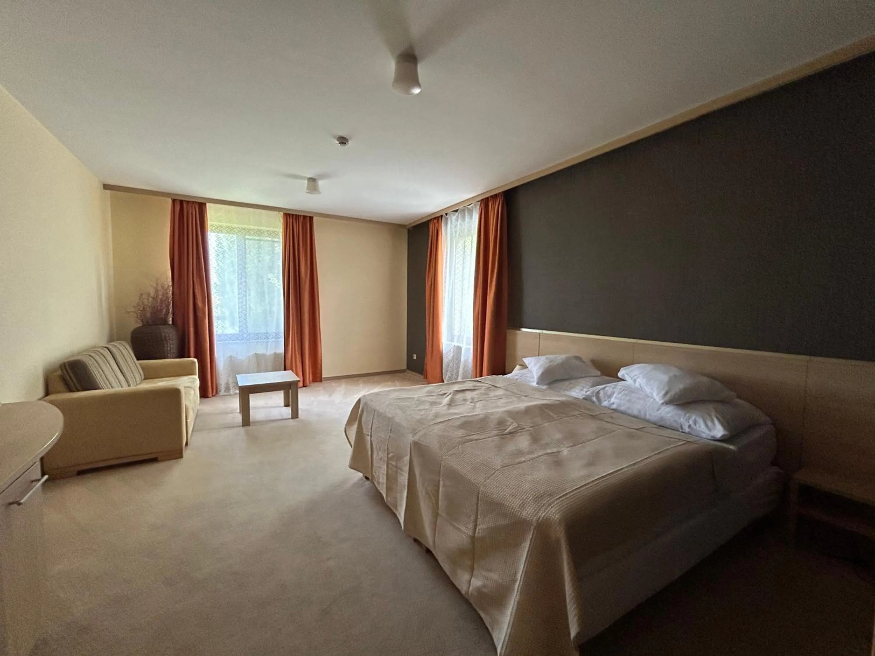 Photo of the whole room, Bed in Hotel Legend