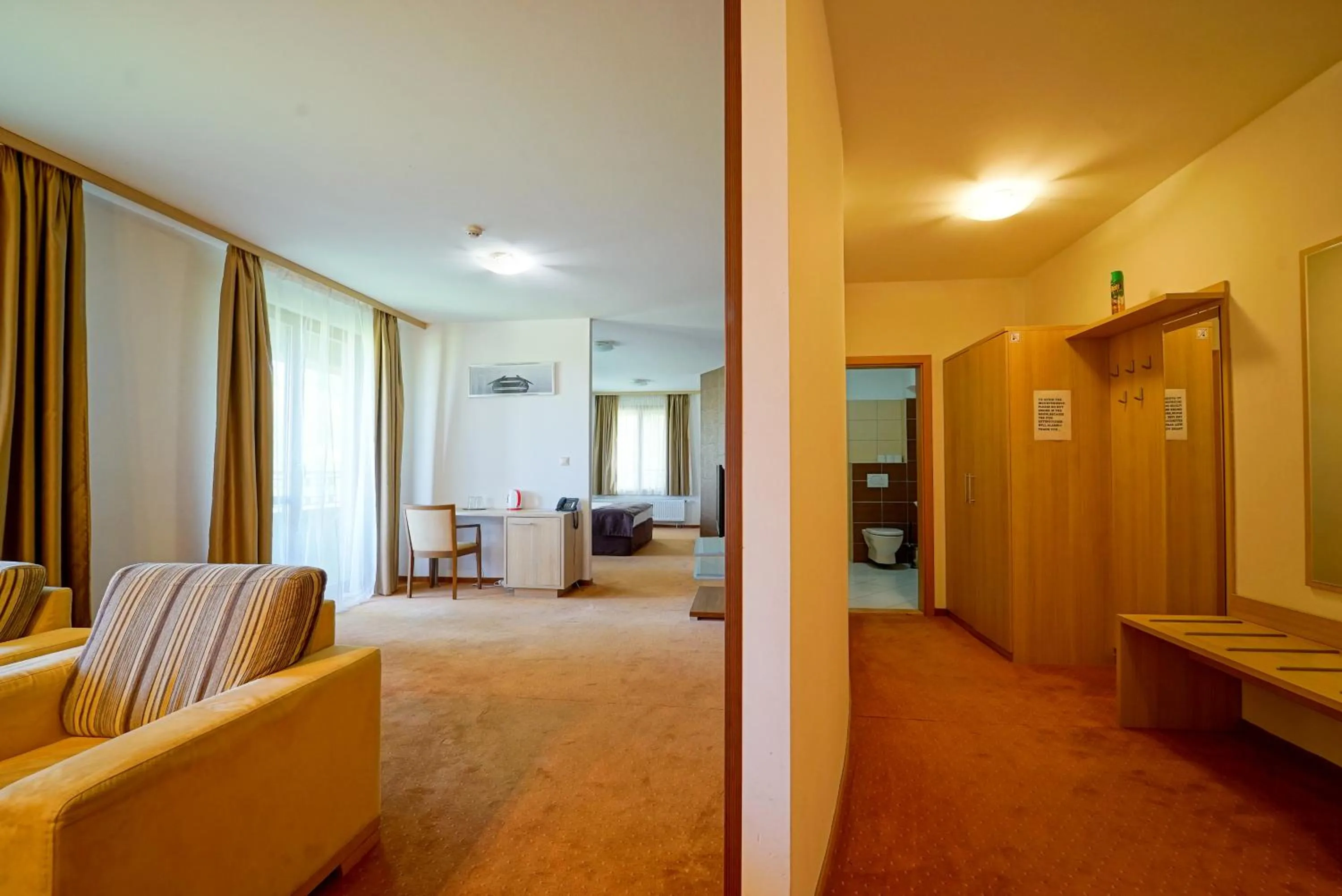 Living room, Bed in Hotel Legend