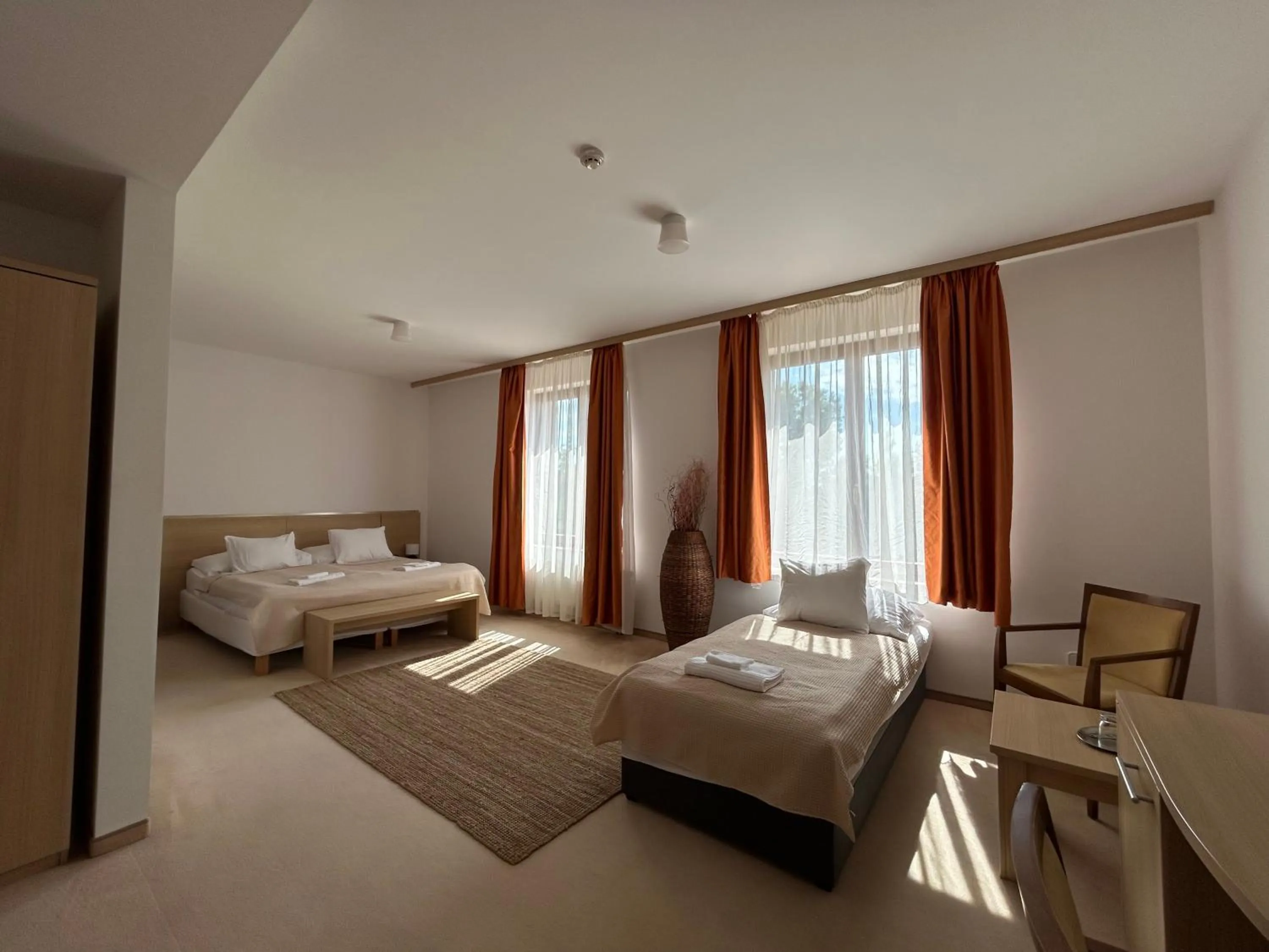 Photo of the whole room, Bed in Hotel Legend