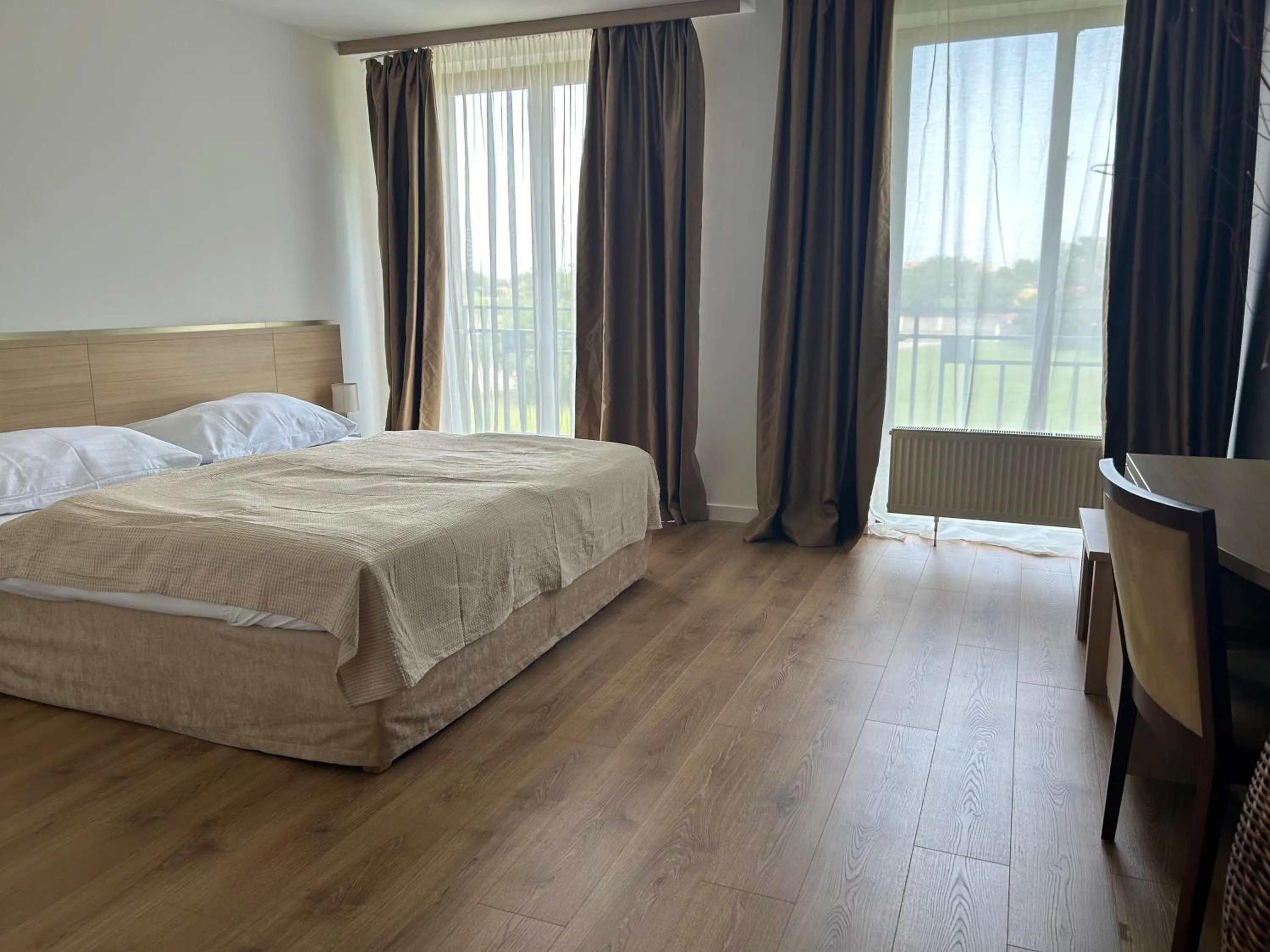 Photo of the whole room, Bed in Hotel Legend