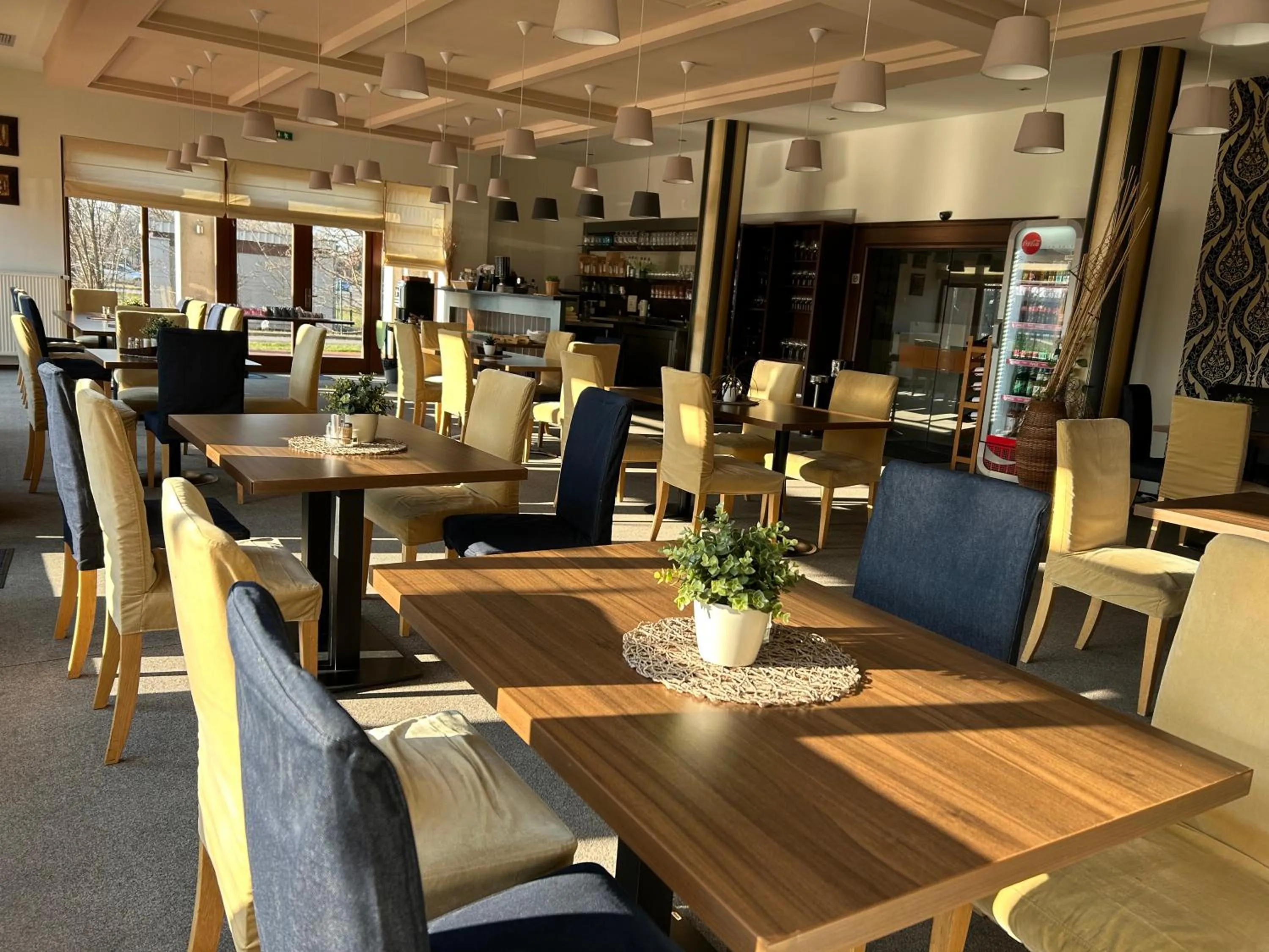 Restaurant/places to eat in Hotel Legend