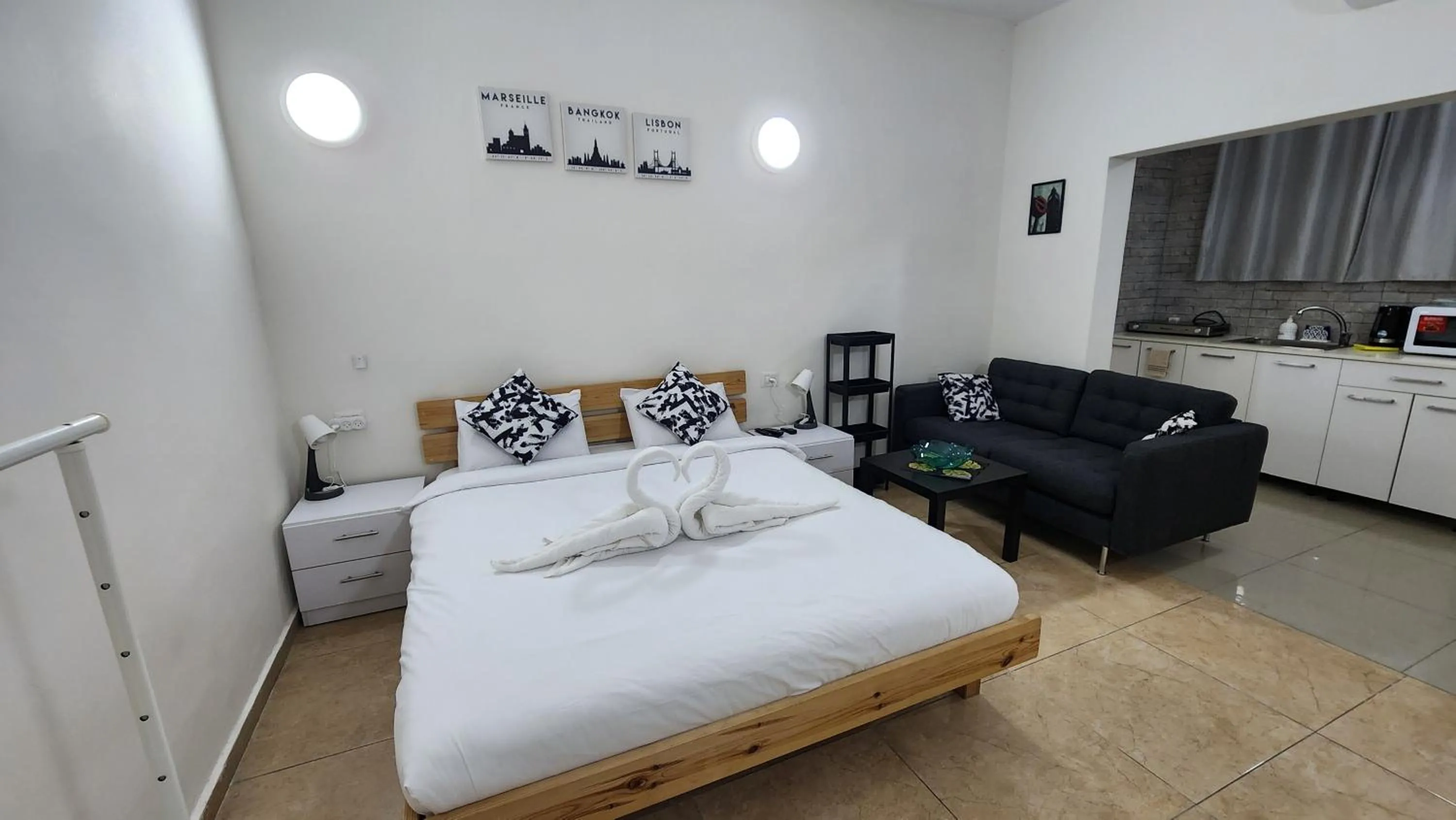 Photo of the whole room, Bed in David Hameleh House