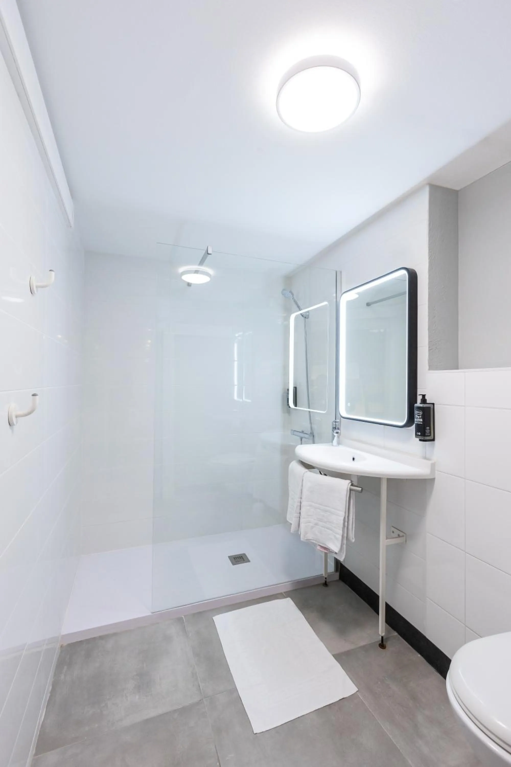 Bathroom in ibis budget Angoulême Centre