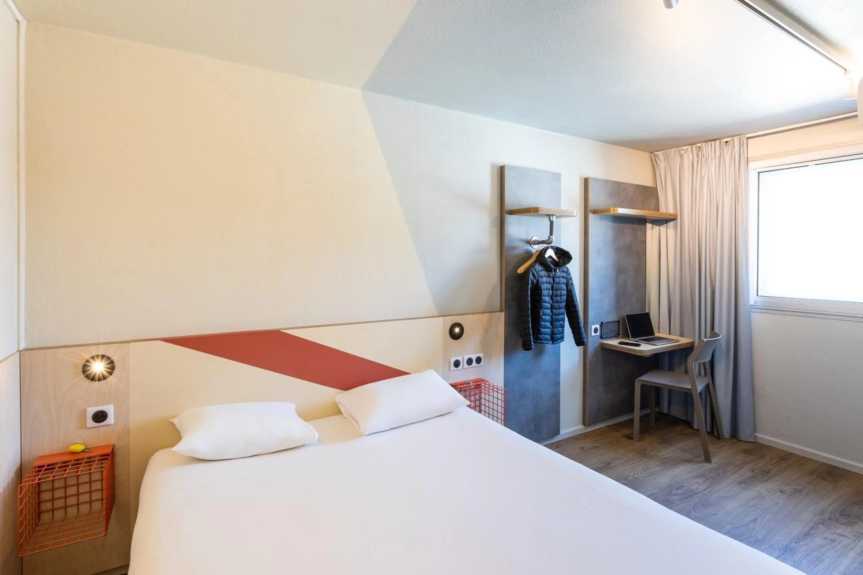 Photo of the whole room, Bed in ibis budget Angoulême Centre