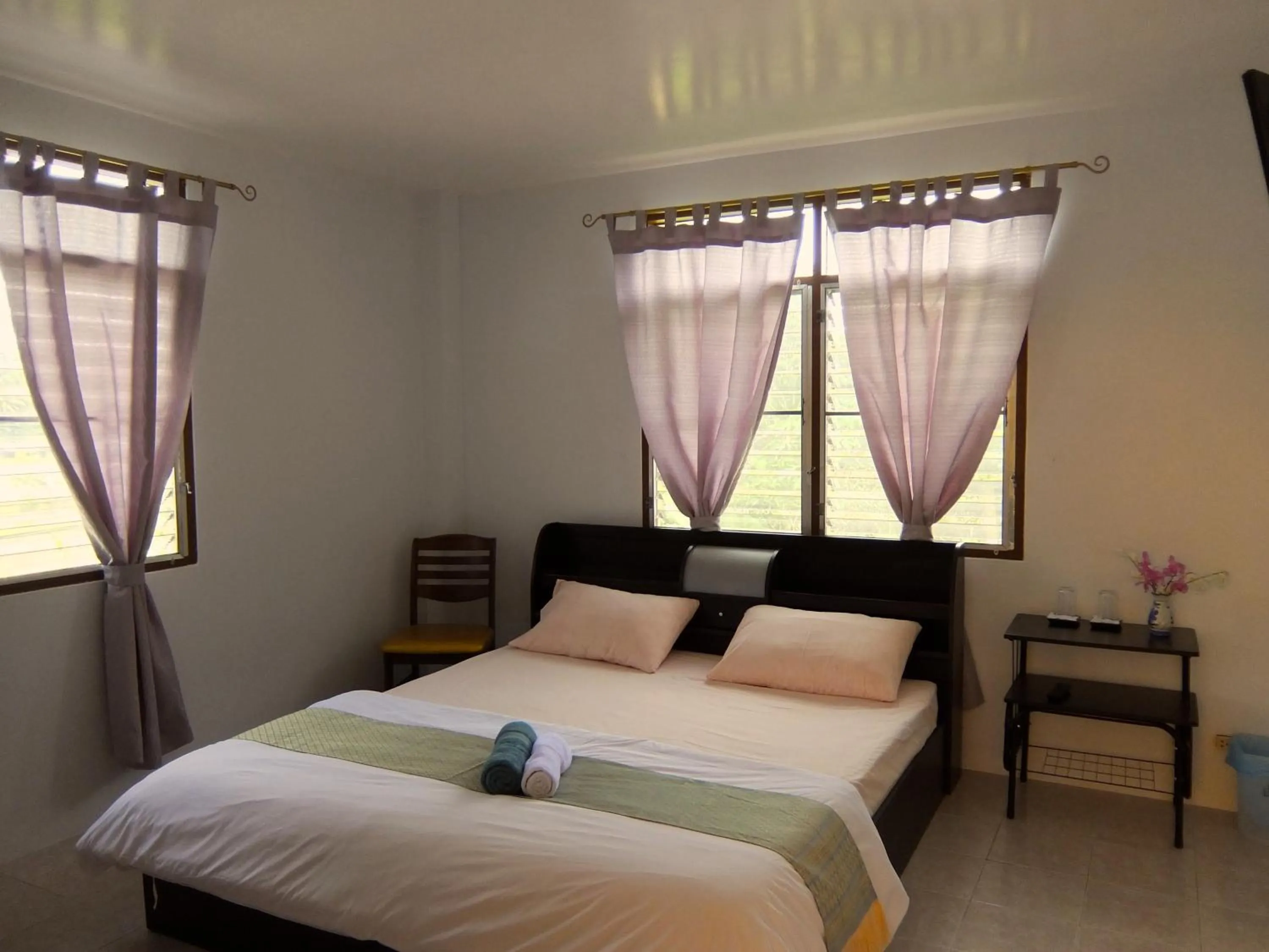 Photo of the whole room, Bed in Similan Hotel