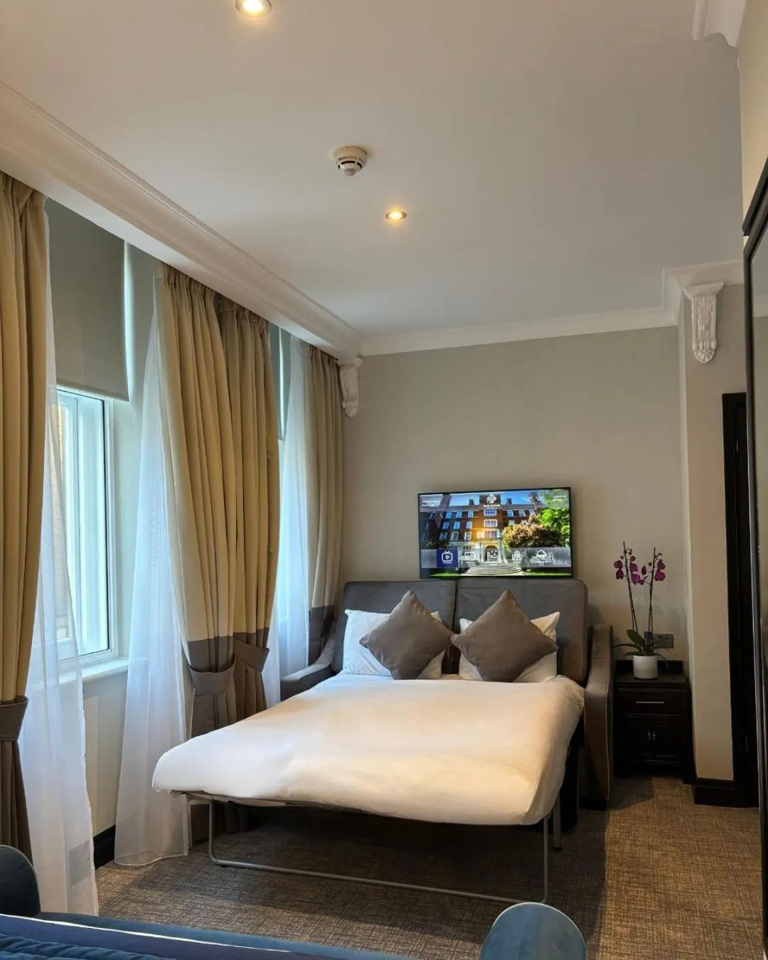 Family, Bed in Wellington Hotel by Blue Orchid