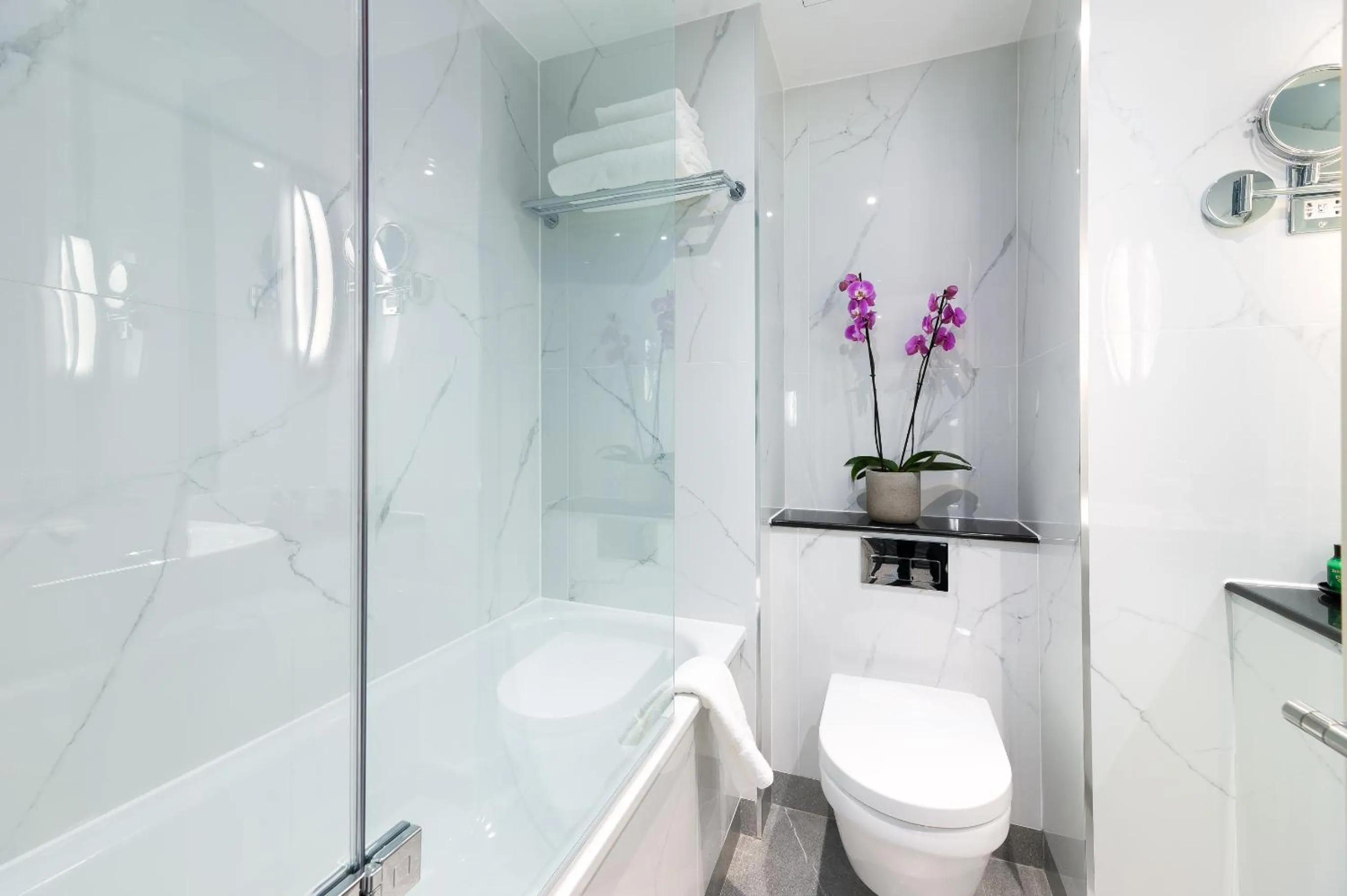 Bathroom in Gem Langham Court Hotel