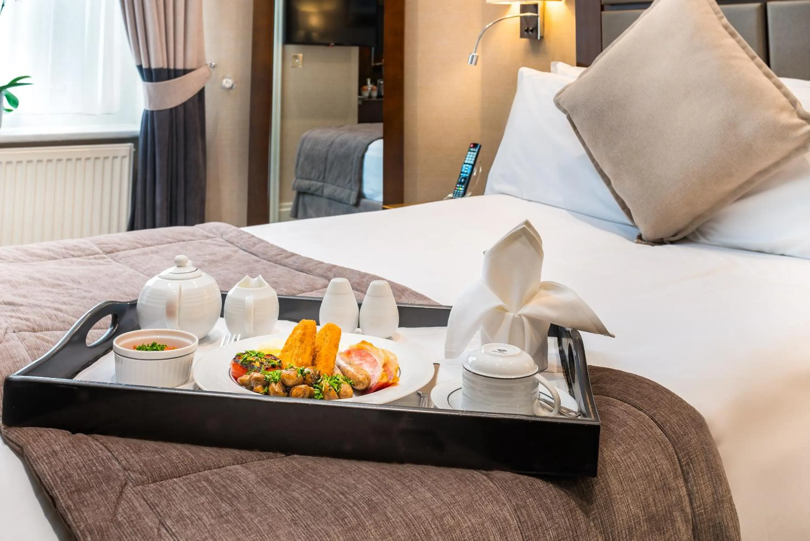 Bedroom, Bed in Gem Langham Court Hotel