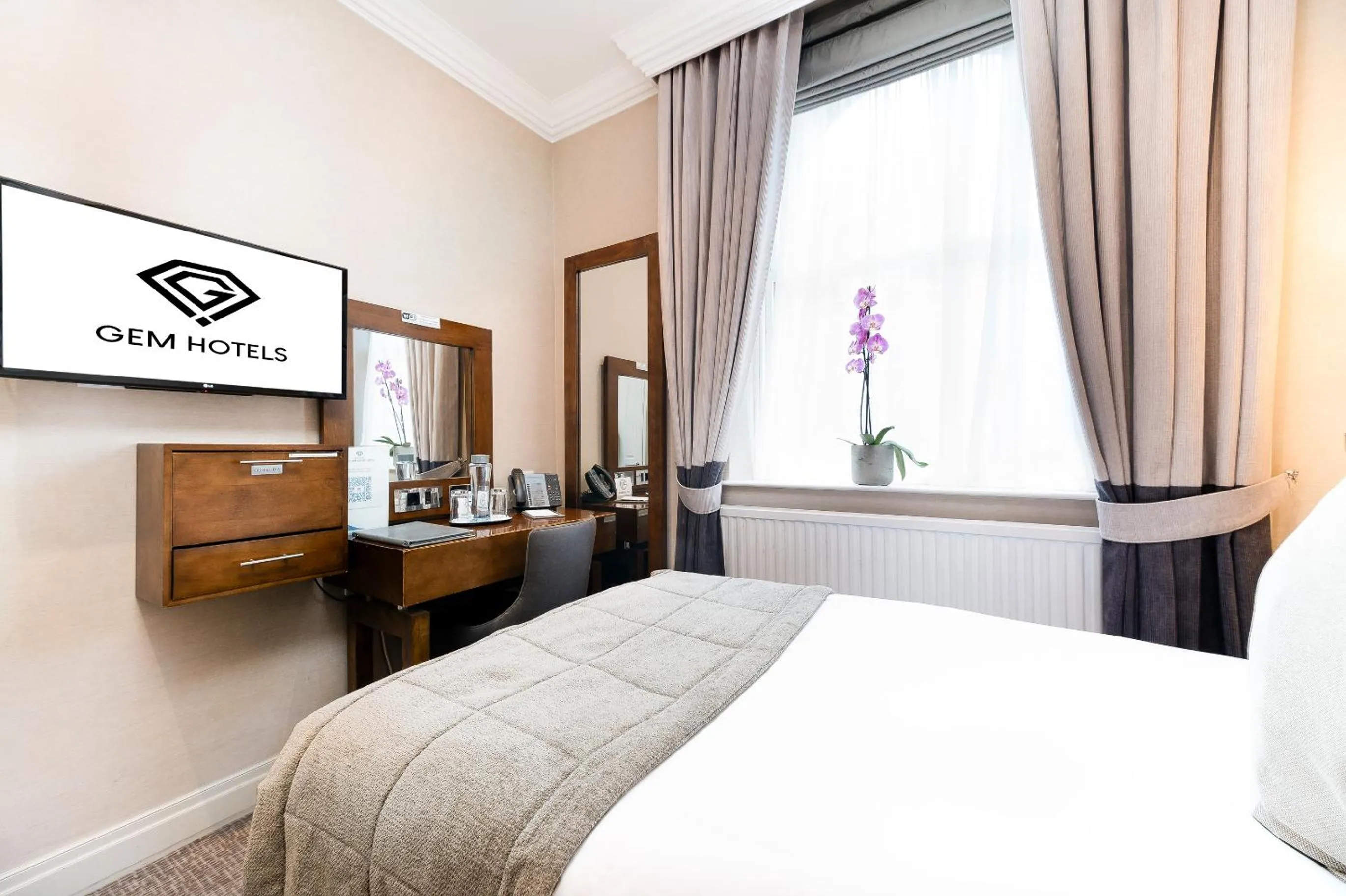 Bedroom, Bed in Gem Langham Court Hotel