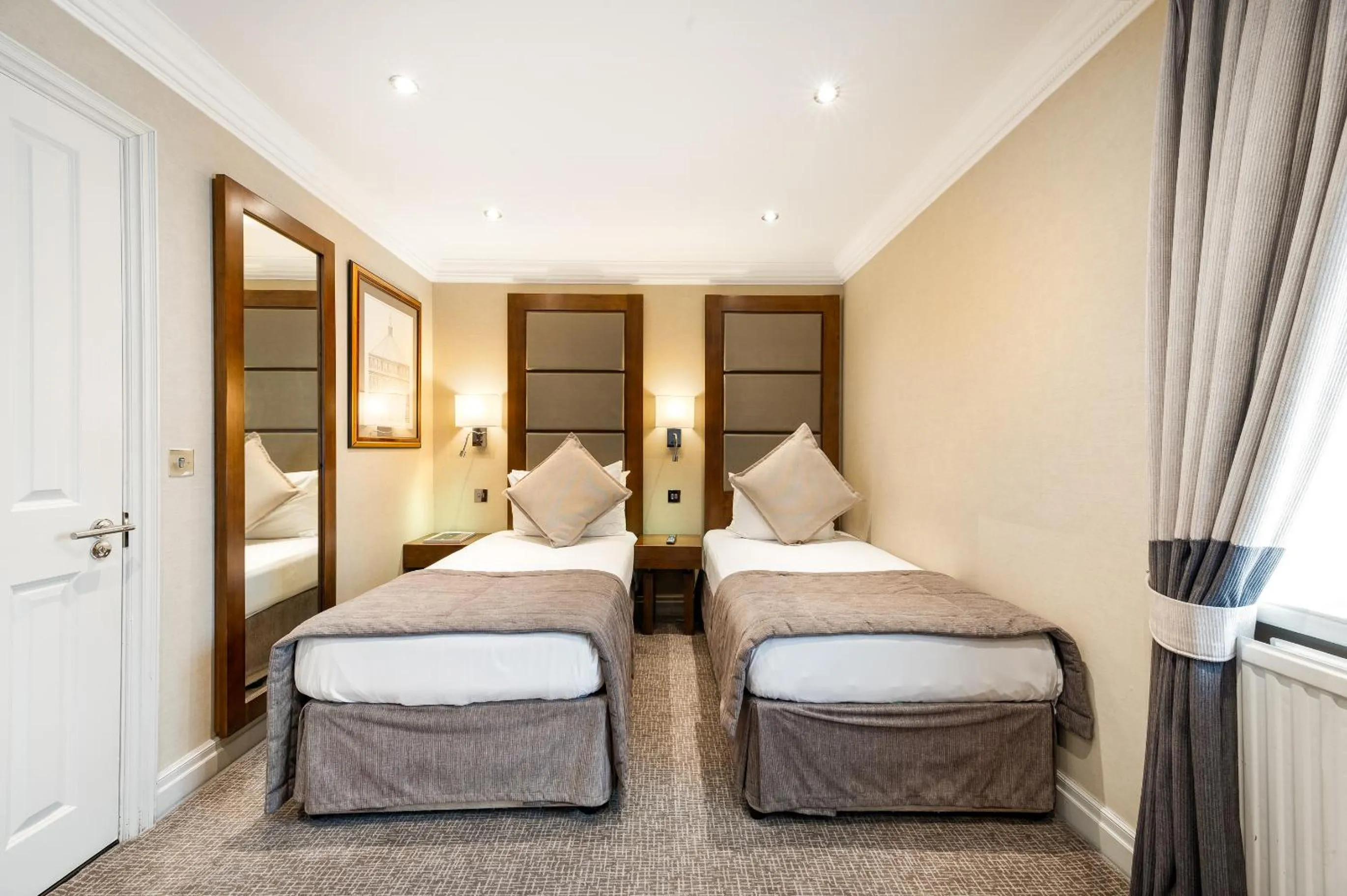 Bedroom, Bed in Gem Langham Court Hotel