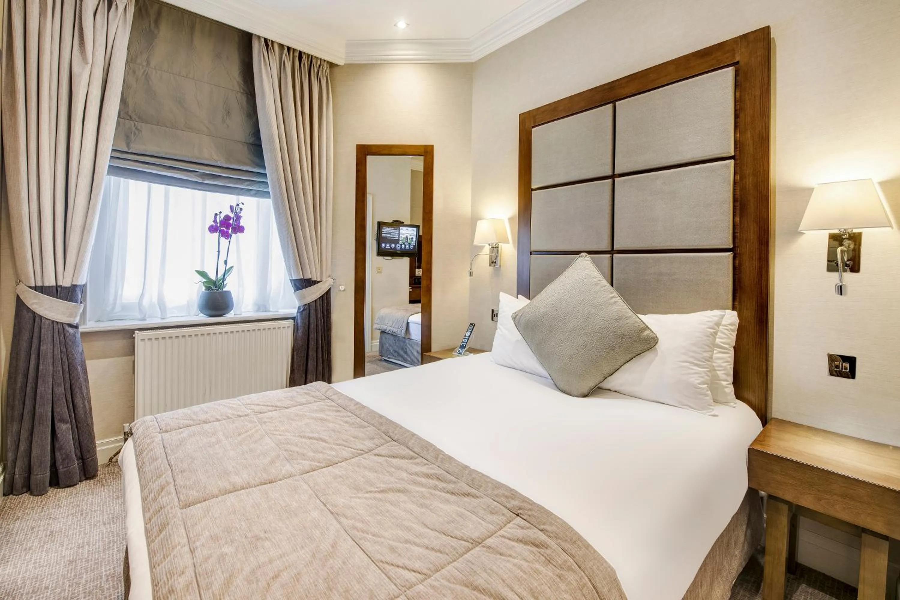 Bedroom, Bed in Gem Langham Court Hotel