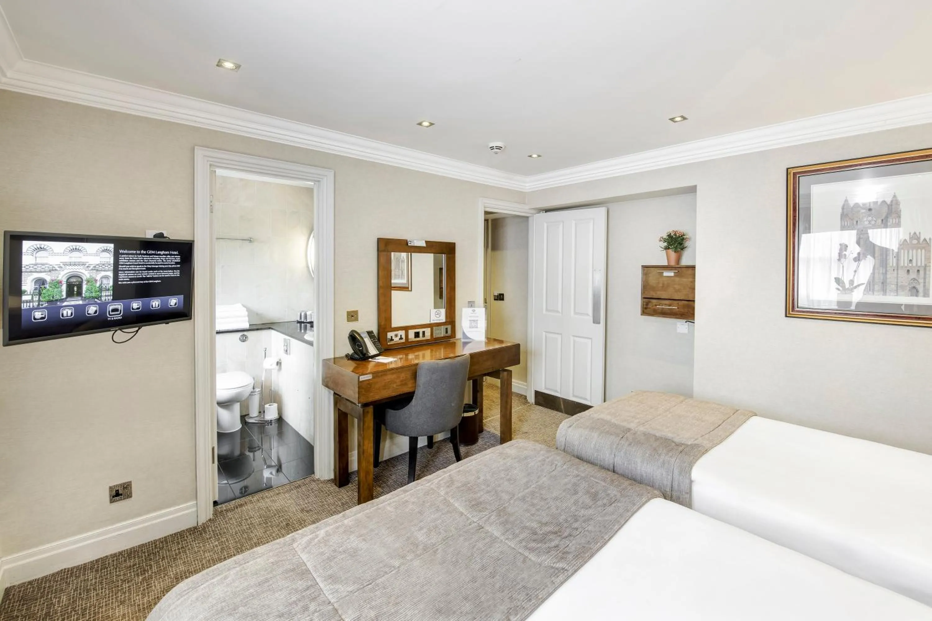 Bedroom, Bed in Gem Langham Court Hotel