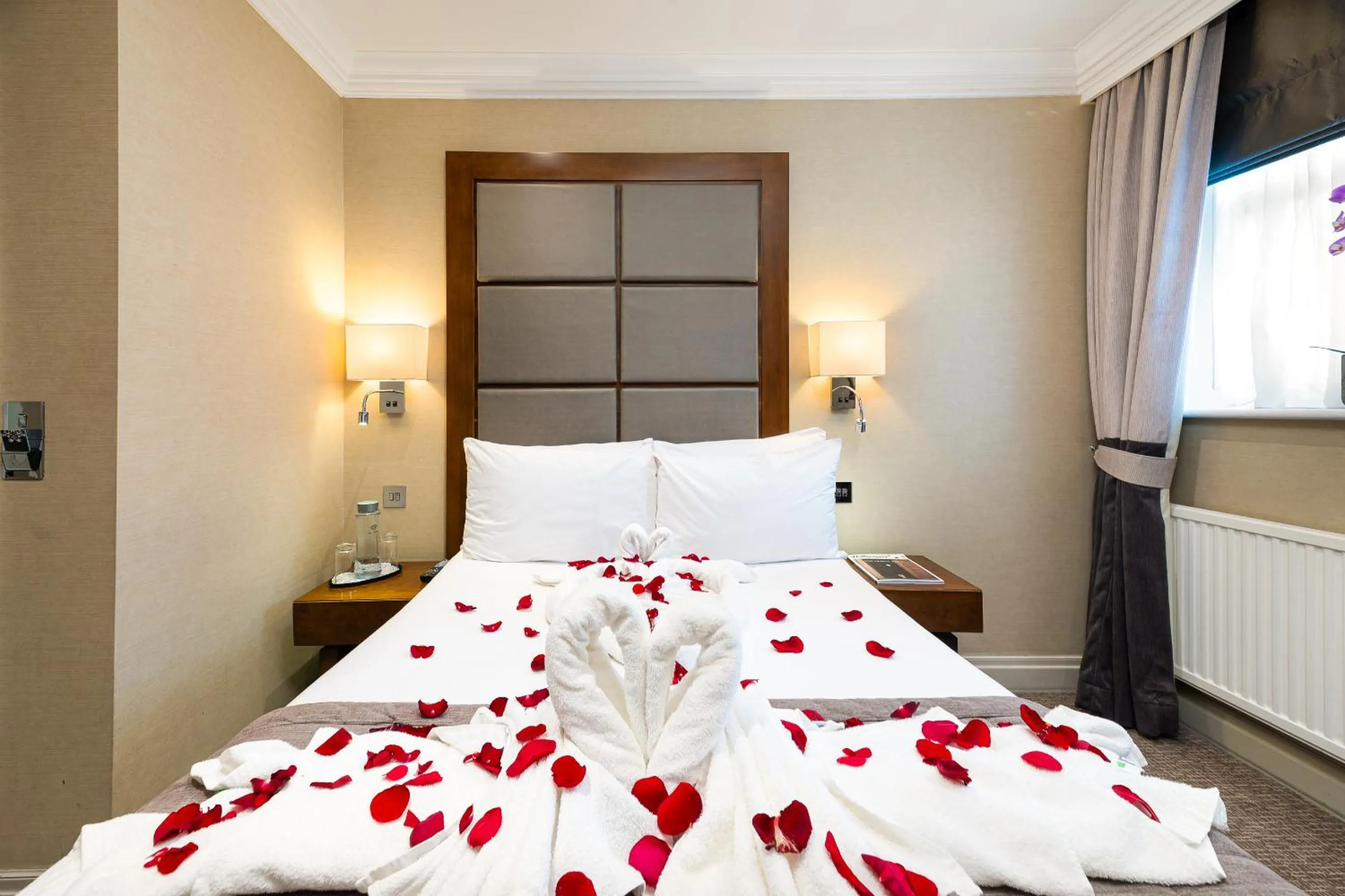 Bedroom, Bed in Gem Langham Court Hotel