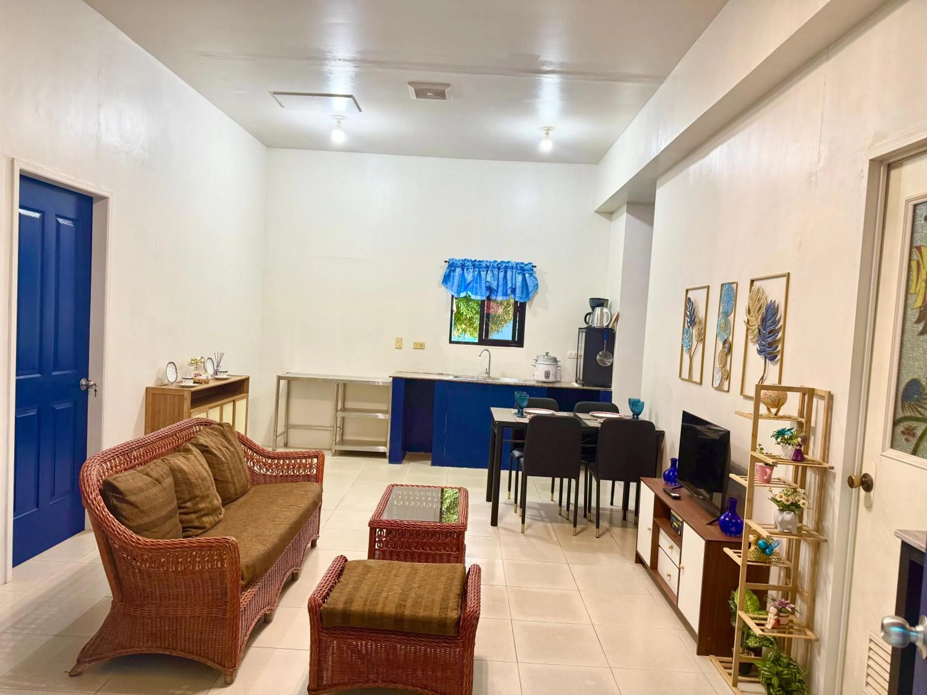 Blue Summer Suites & Restaurant