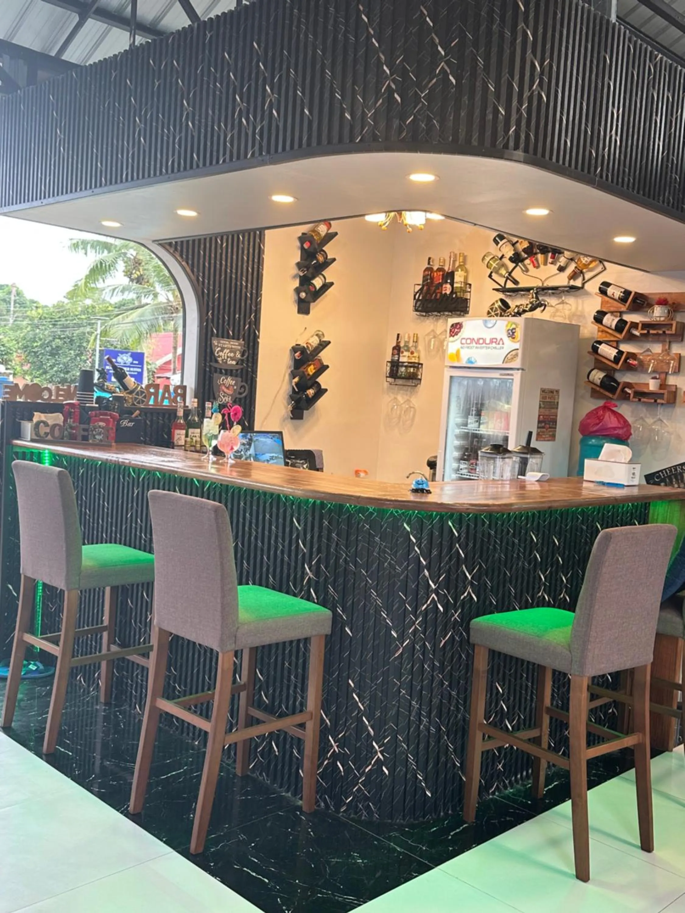 Blue Summer Suites & Restaurant