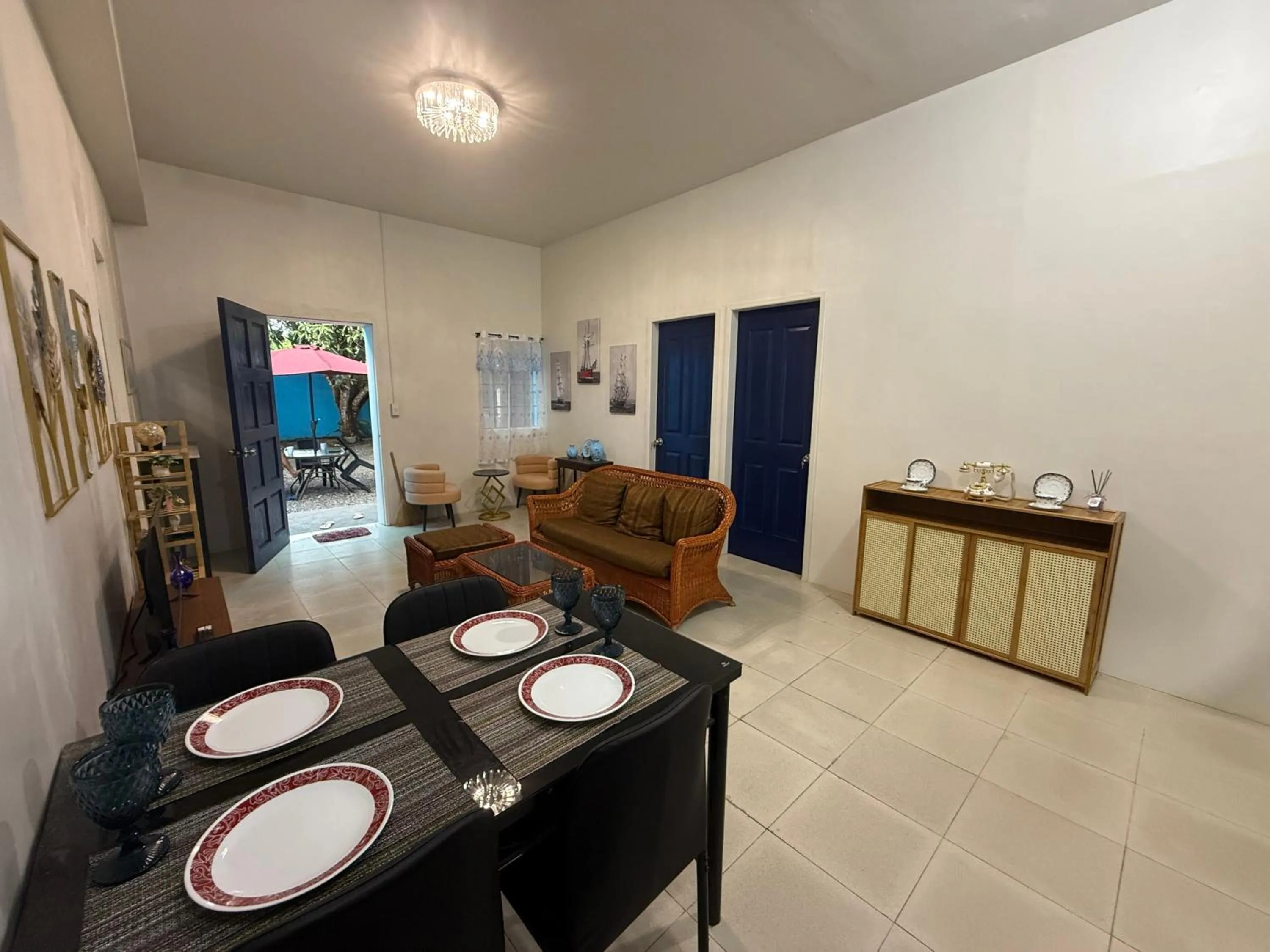 Blue Summer Suites & Restaurant