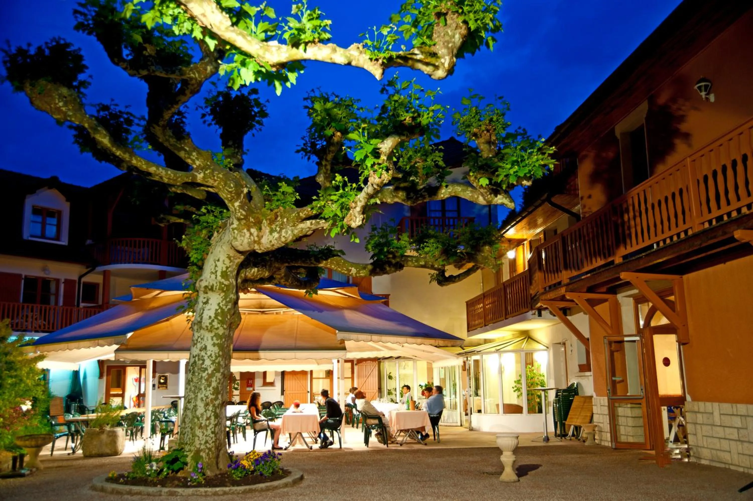 Patio in Hôtel les Bergeronnettes