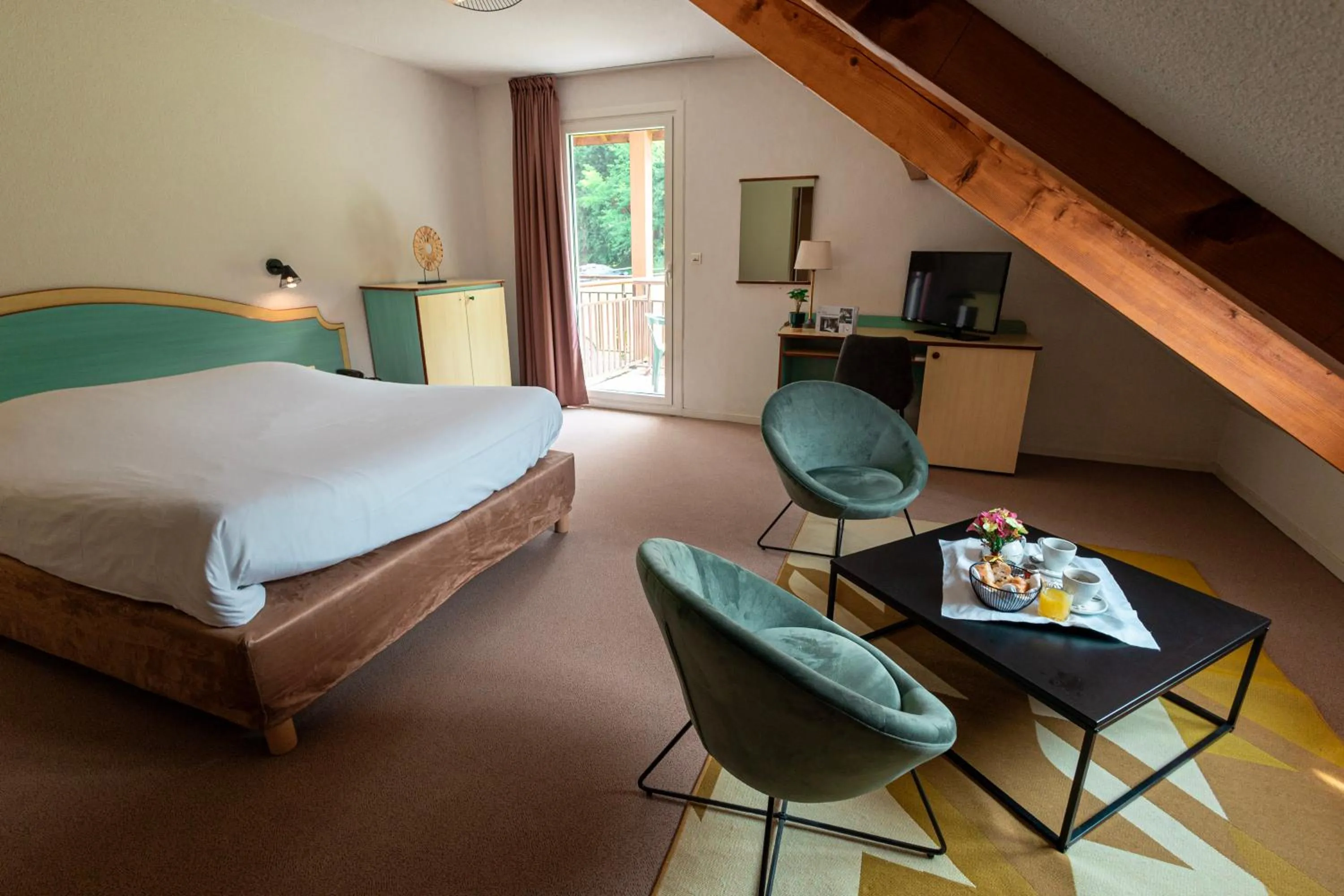 Photo of the whole room, Bed in Hôtel les Bergeronnettes