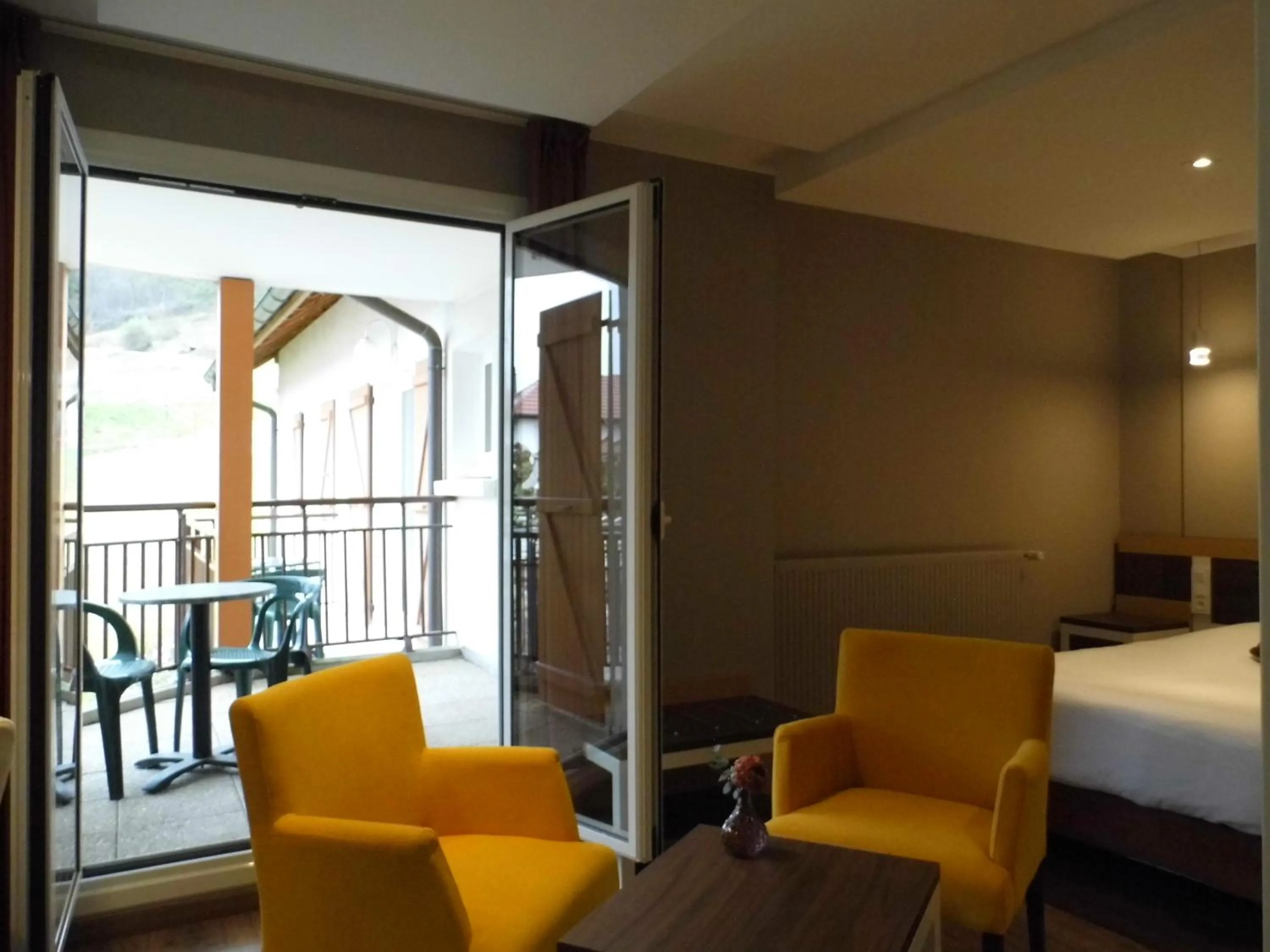 Bedroom, Bed in Hôtel les Bergeronnettes