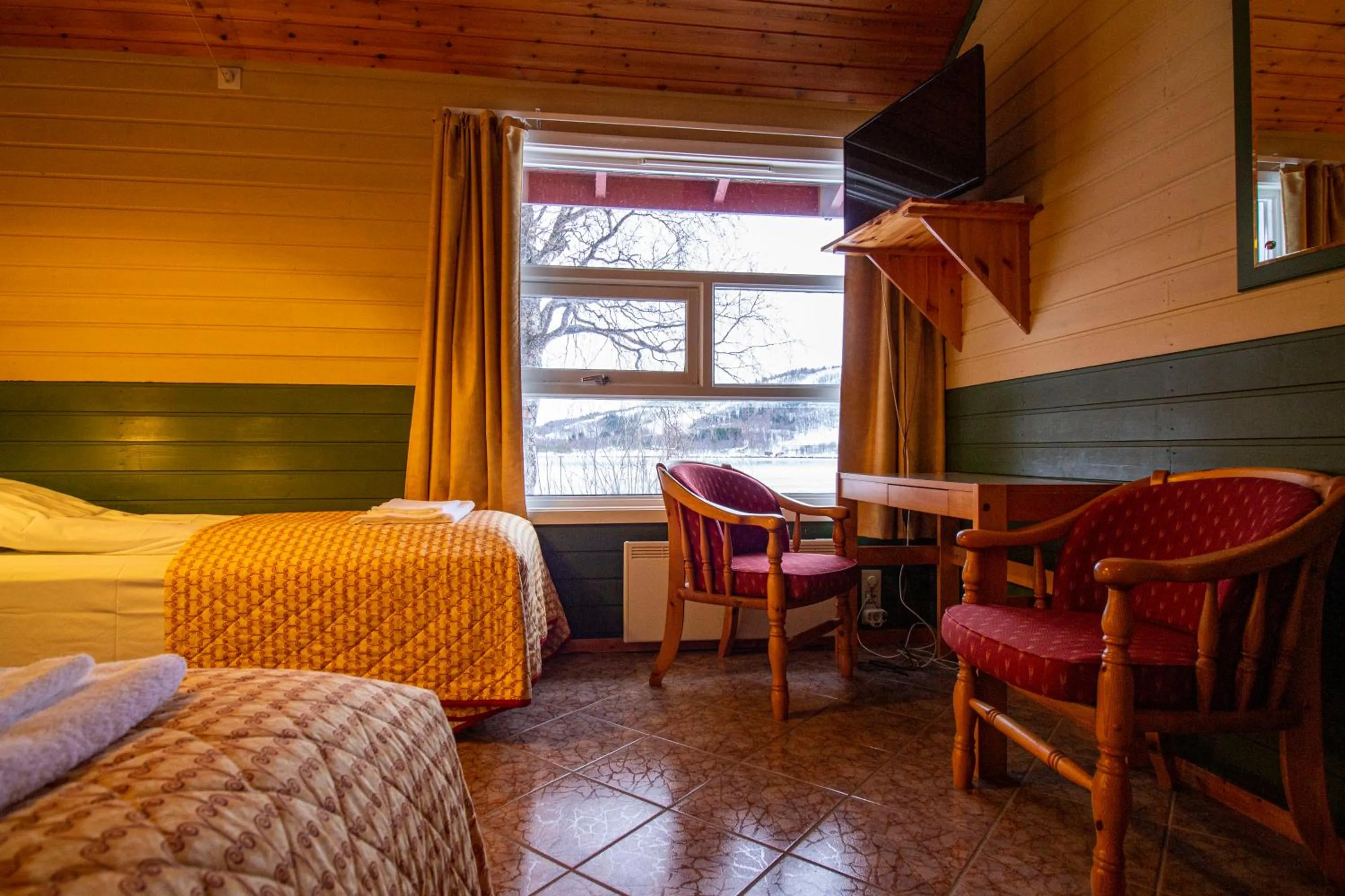 Living room, Bed in Tysfjord Hotel