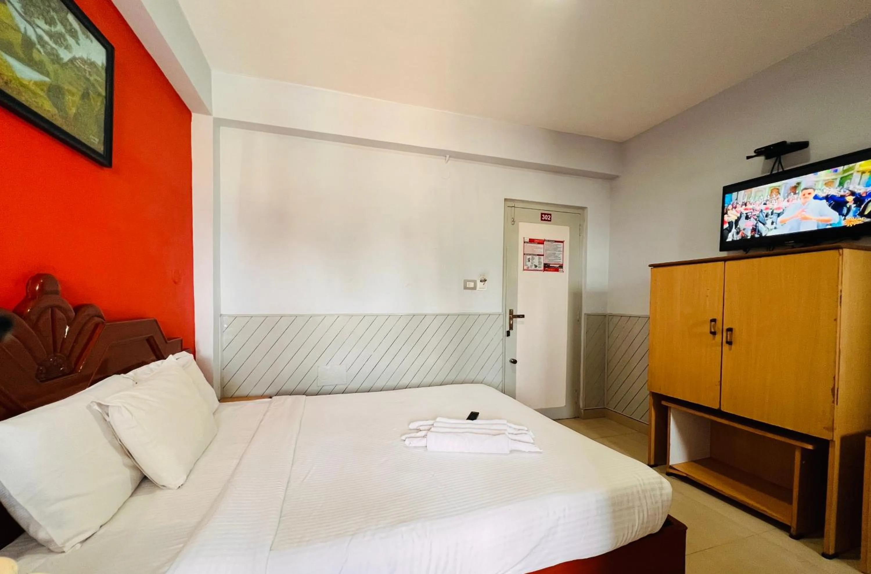 Communal lounge/ TV room, Bed in JC Woodville Manor