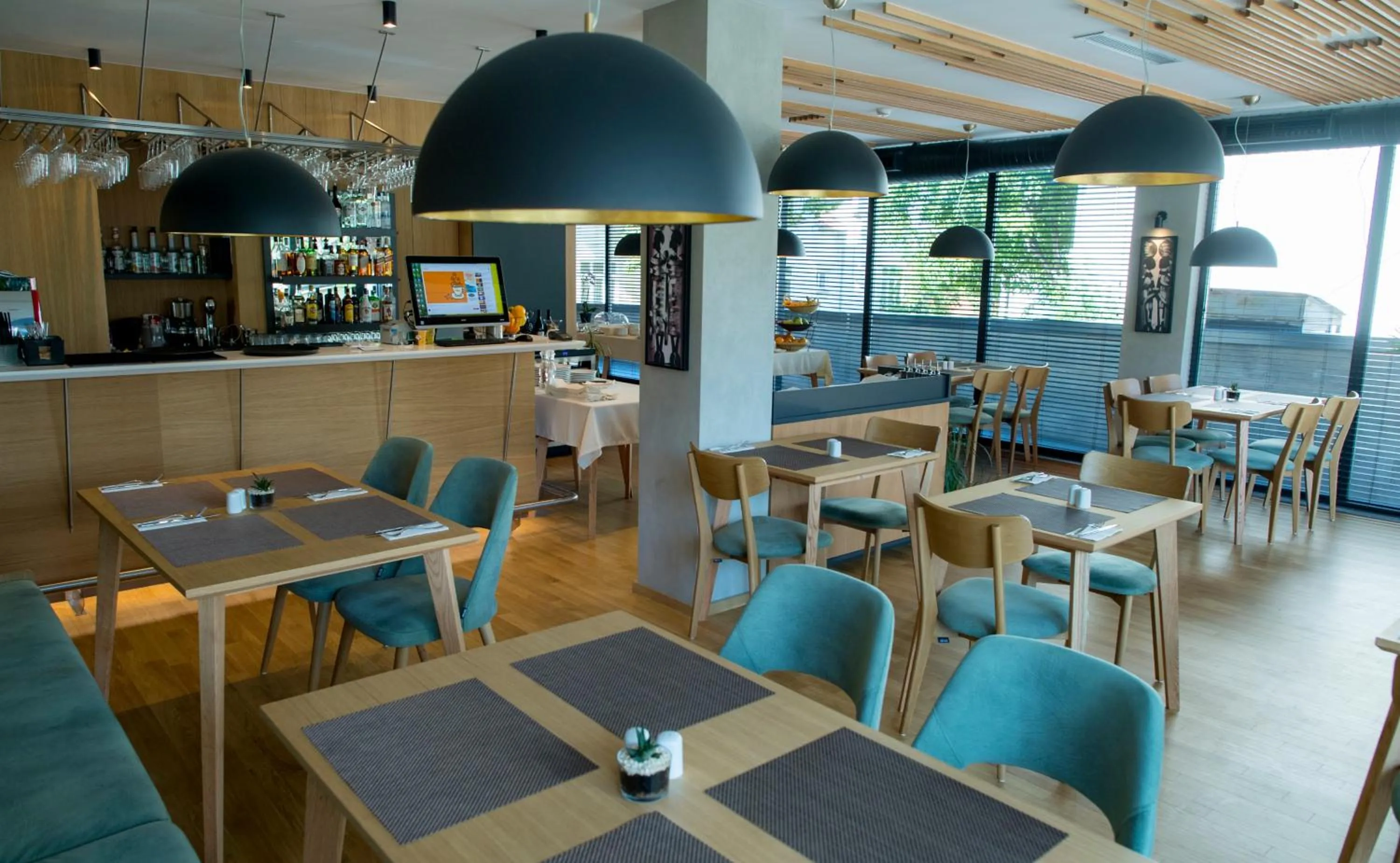 Restaurant/places to eat in City Inn