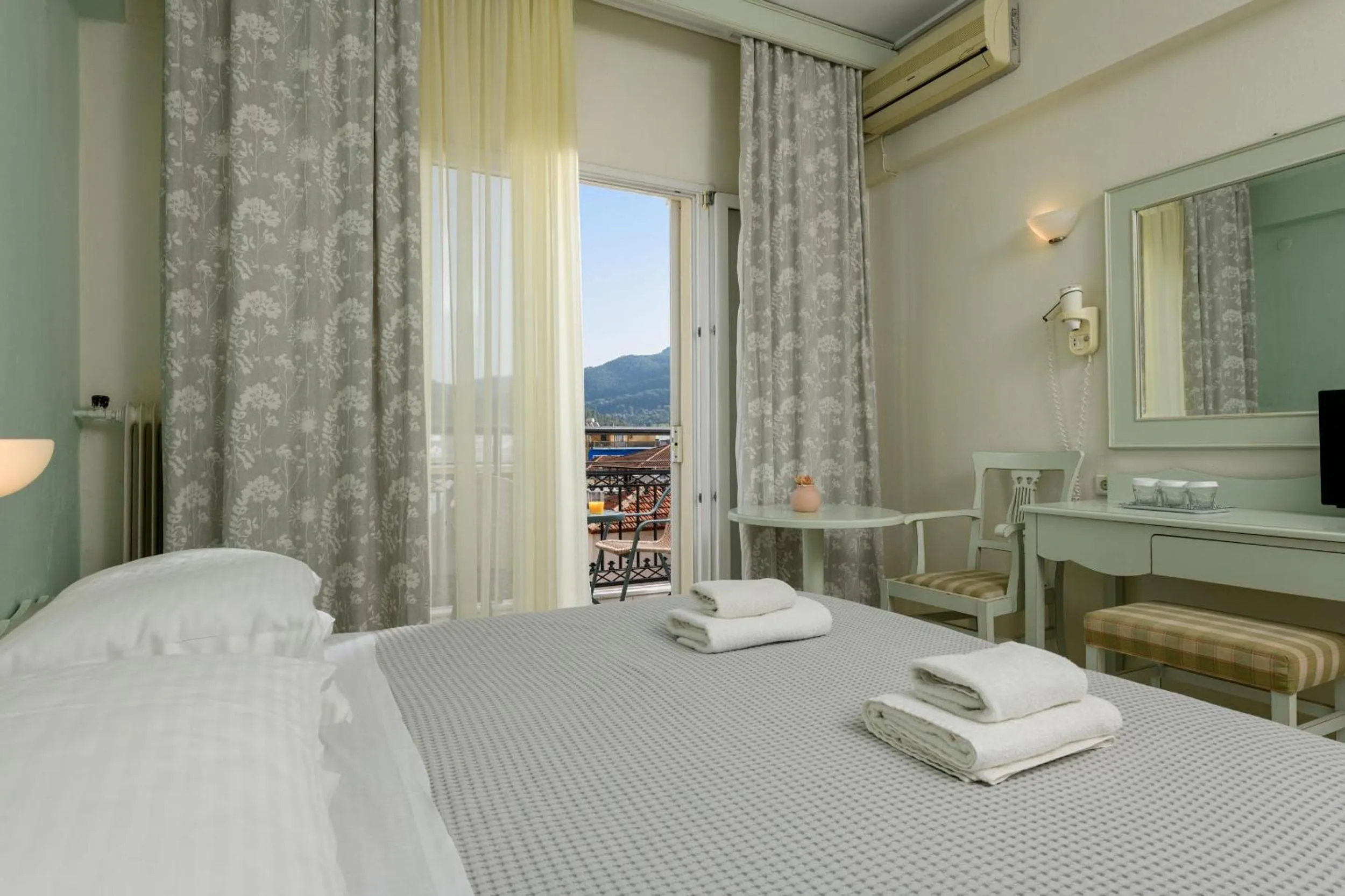 Mountain view, Bed in Hotel Timoleon