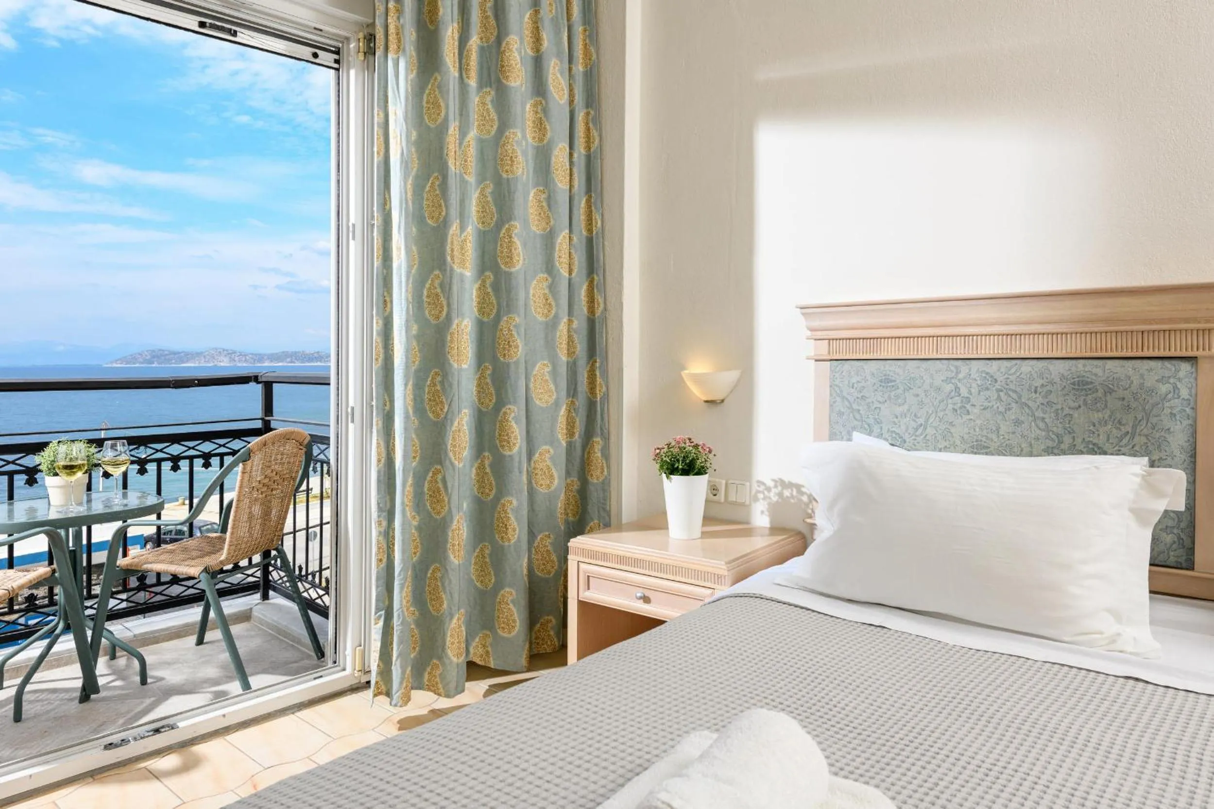 Sea view, Bed in Hotel Timoleon