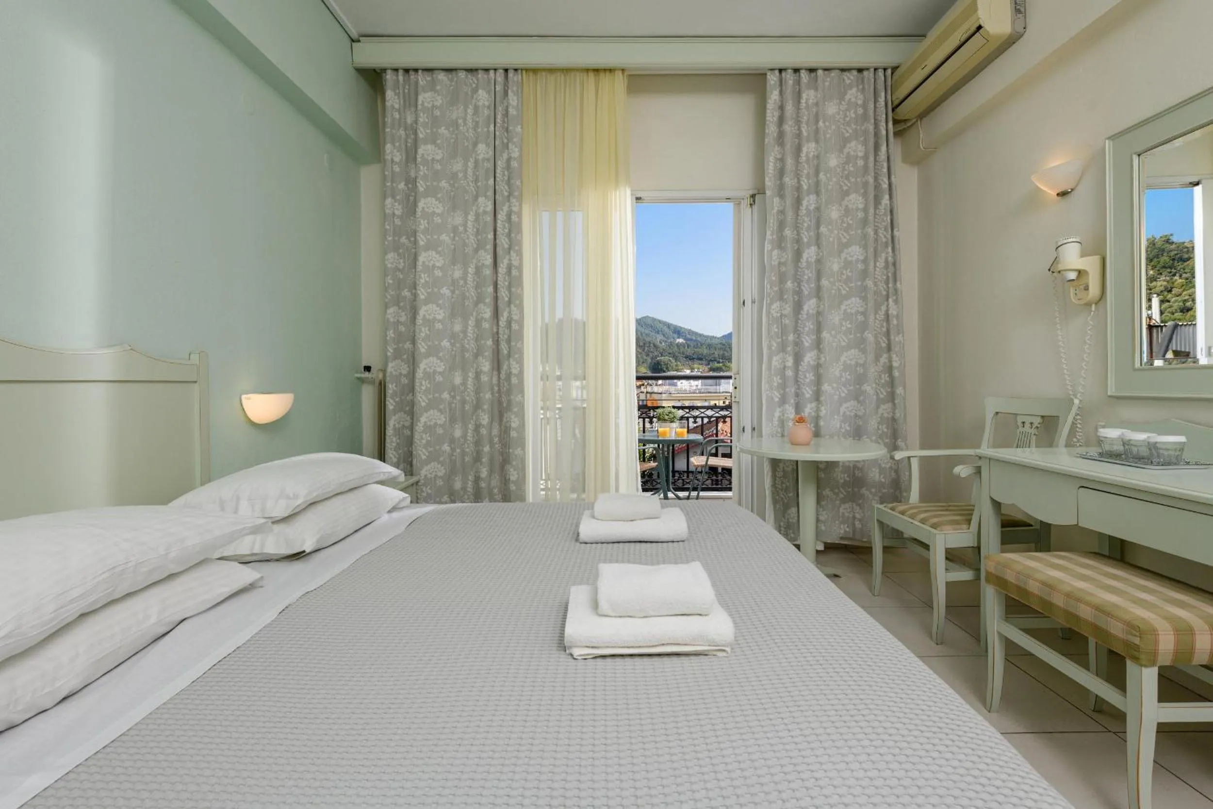 Bedroom, Bed in Hotel Timoleon