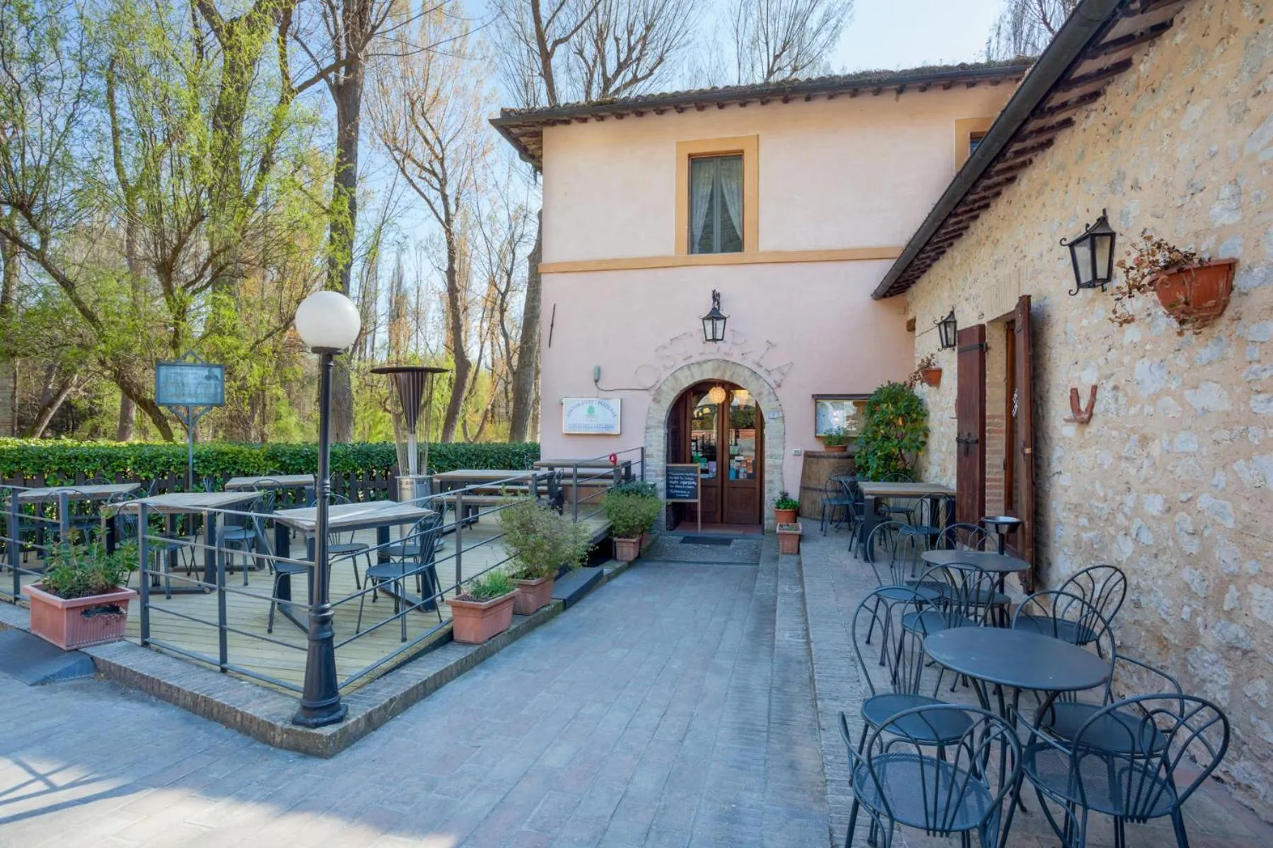 Restaurant/places to eat in Il Castello di Campello