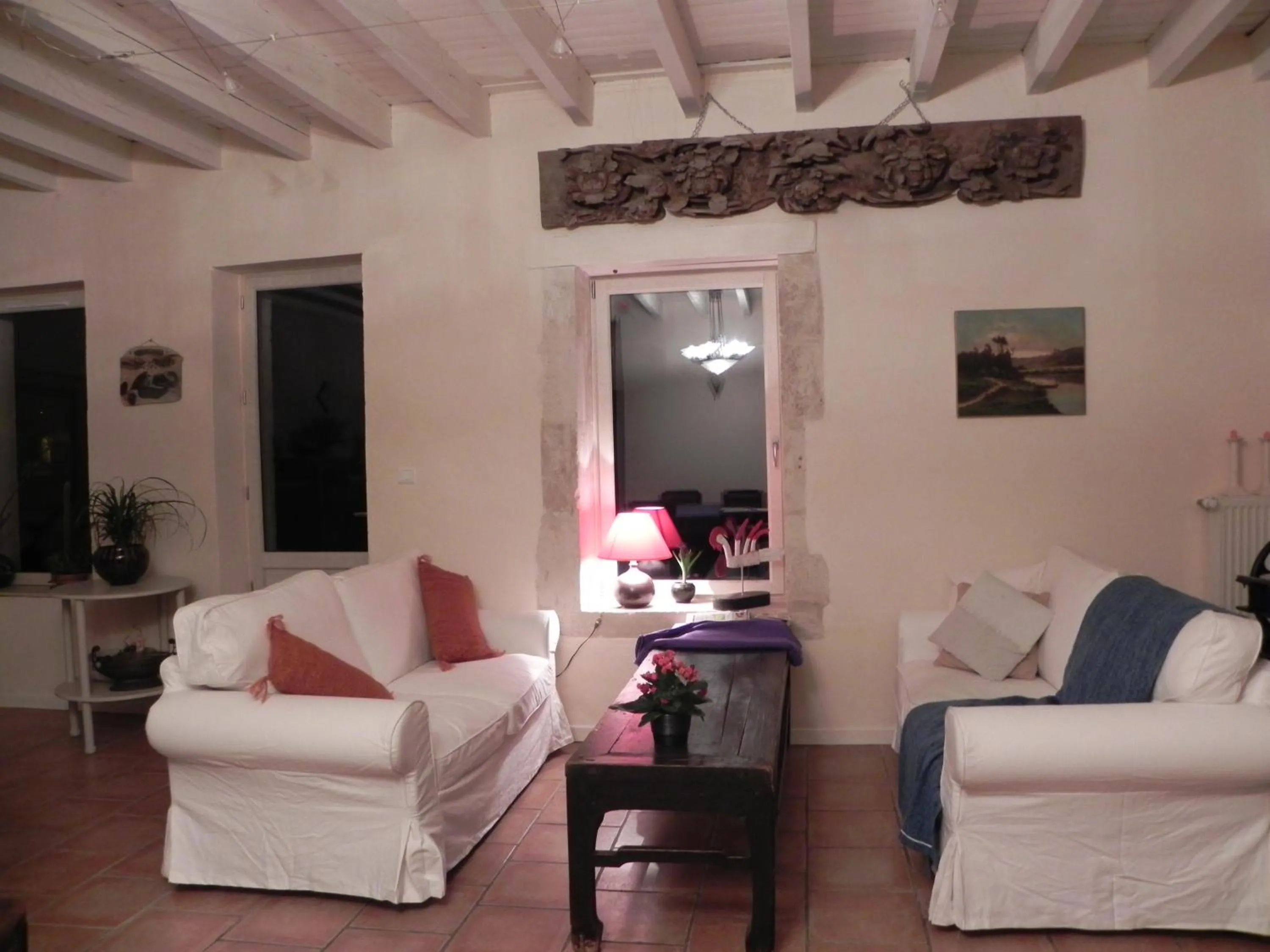 Communal lounge/ TV room in Au Son du Jardin Poitevin