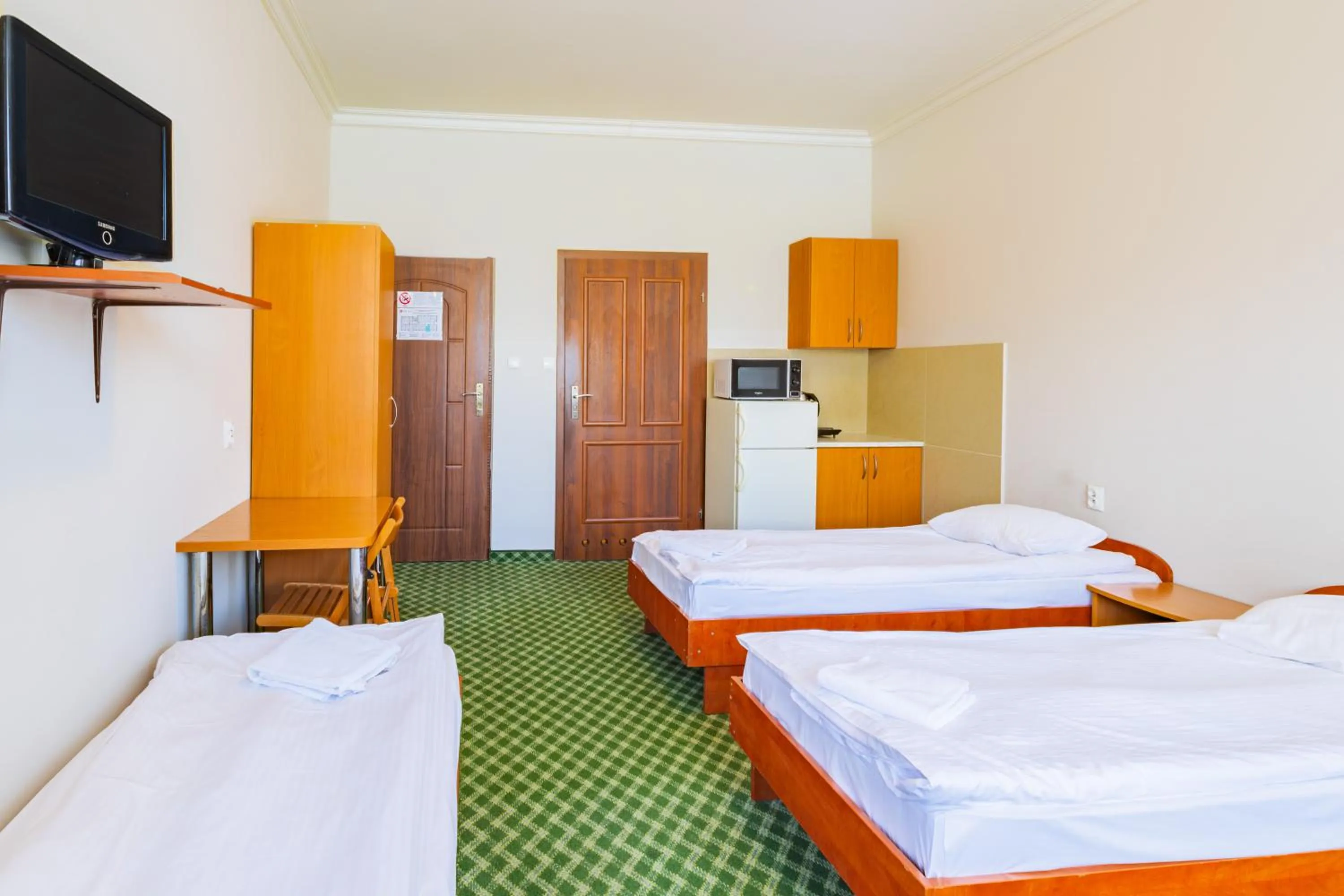 Communal lounge/ TV room, Bed in Noclegi Stadion Bed & Breakfast