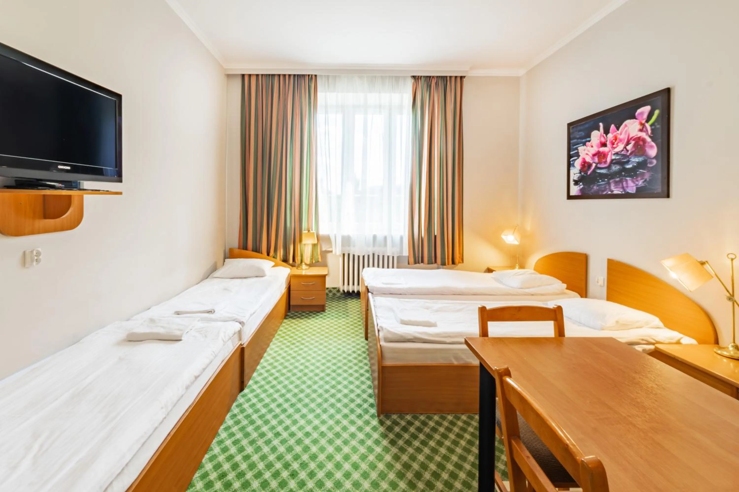 Communal lounge/ TV room, Bed in Noclegi Stadion Bed & Breakfast