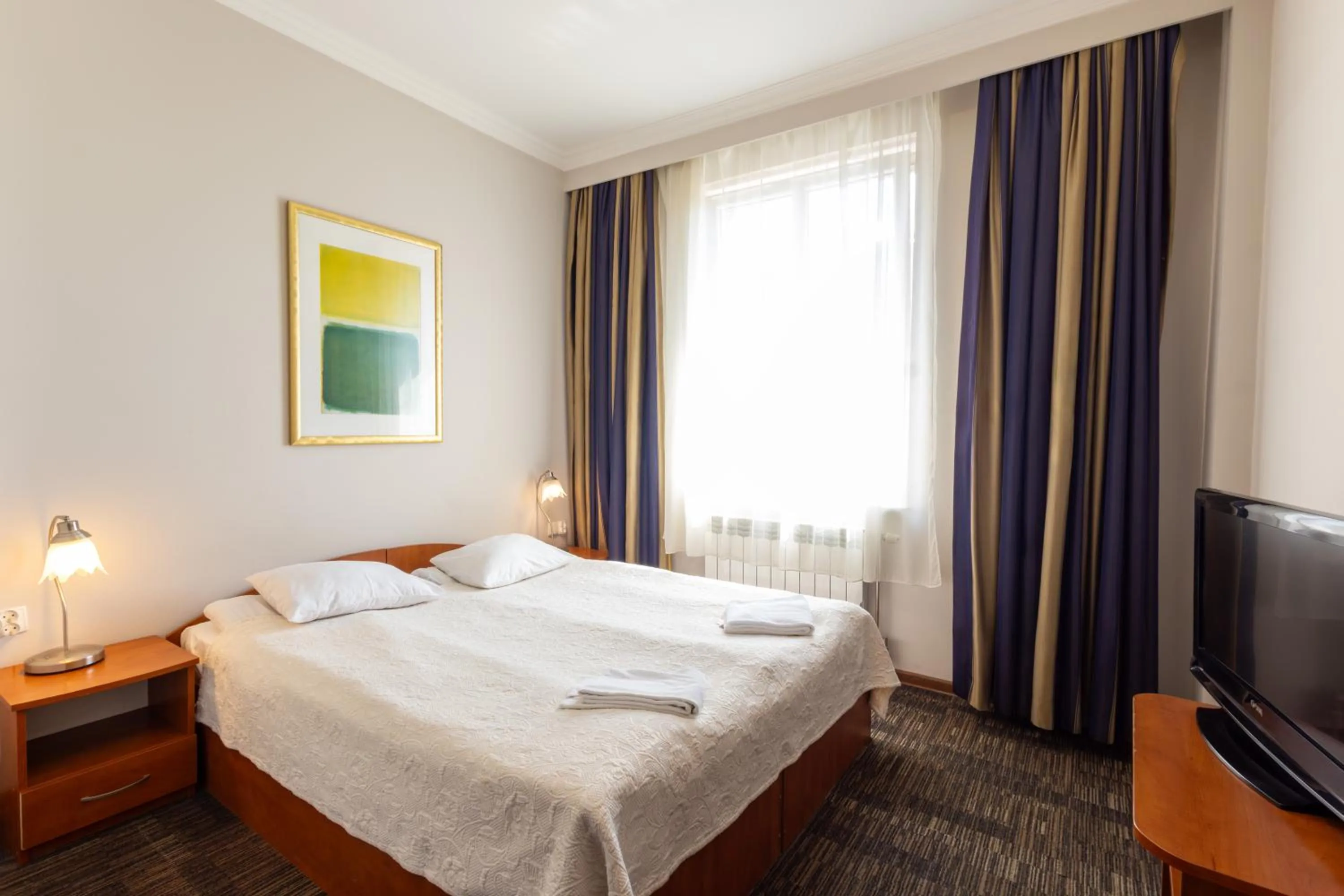 Communal lounge/ TV room, Bed in Noclegi Stadion Bed & Breakfast