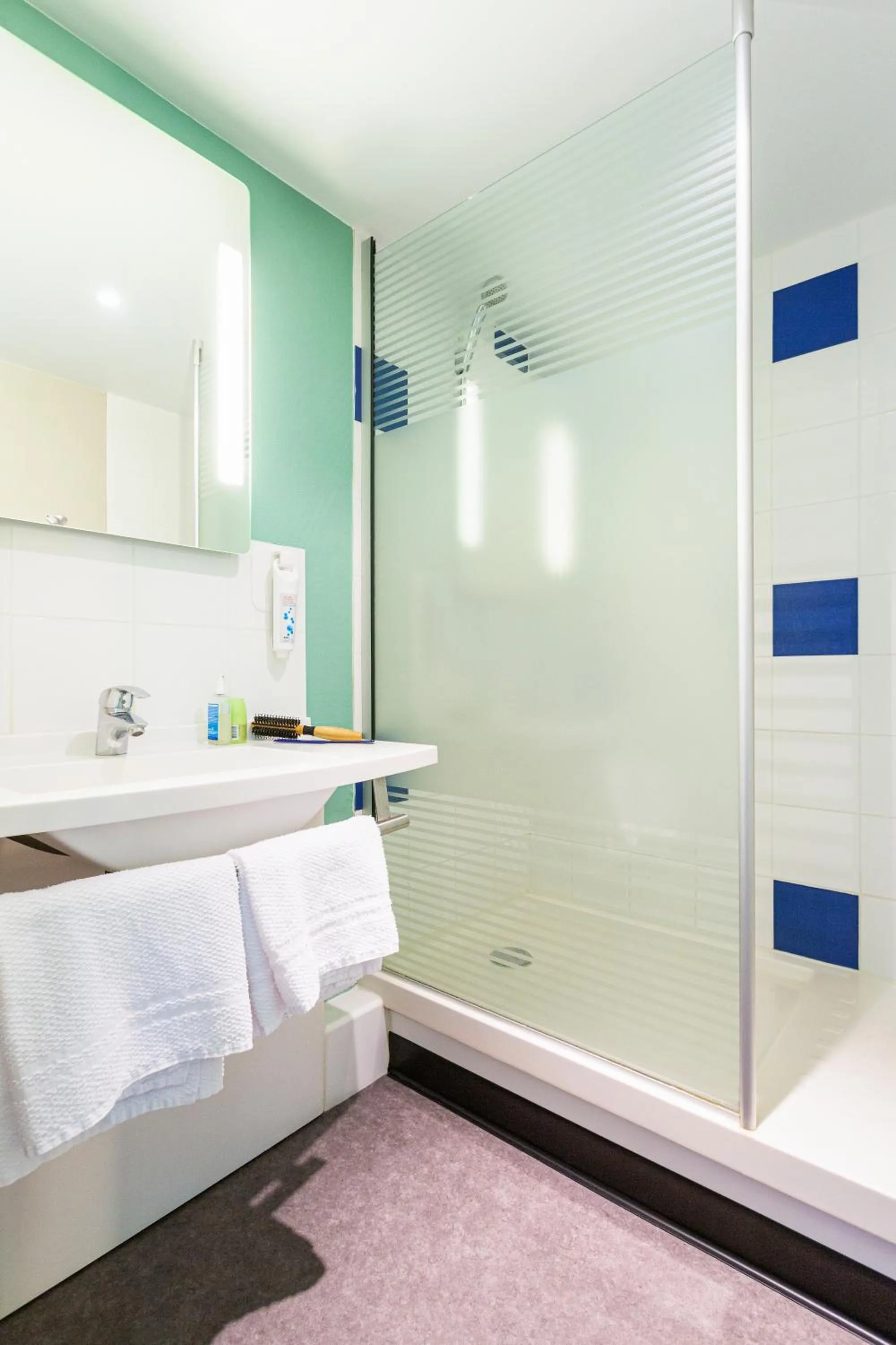 Bathroom, Bed in ibis budget Angoulême Nord