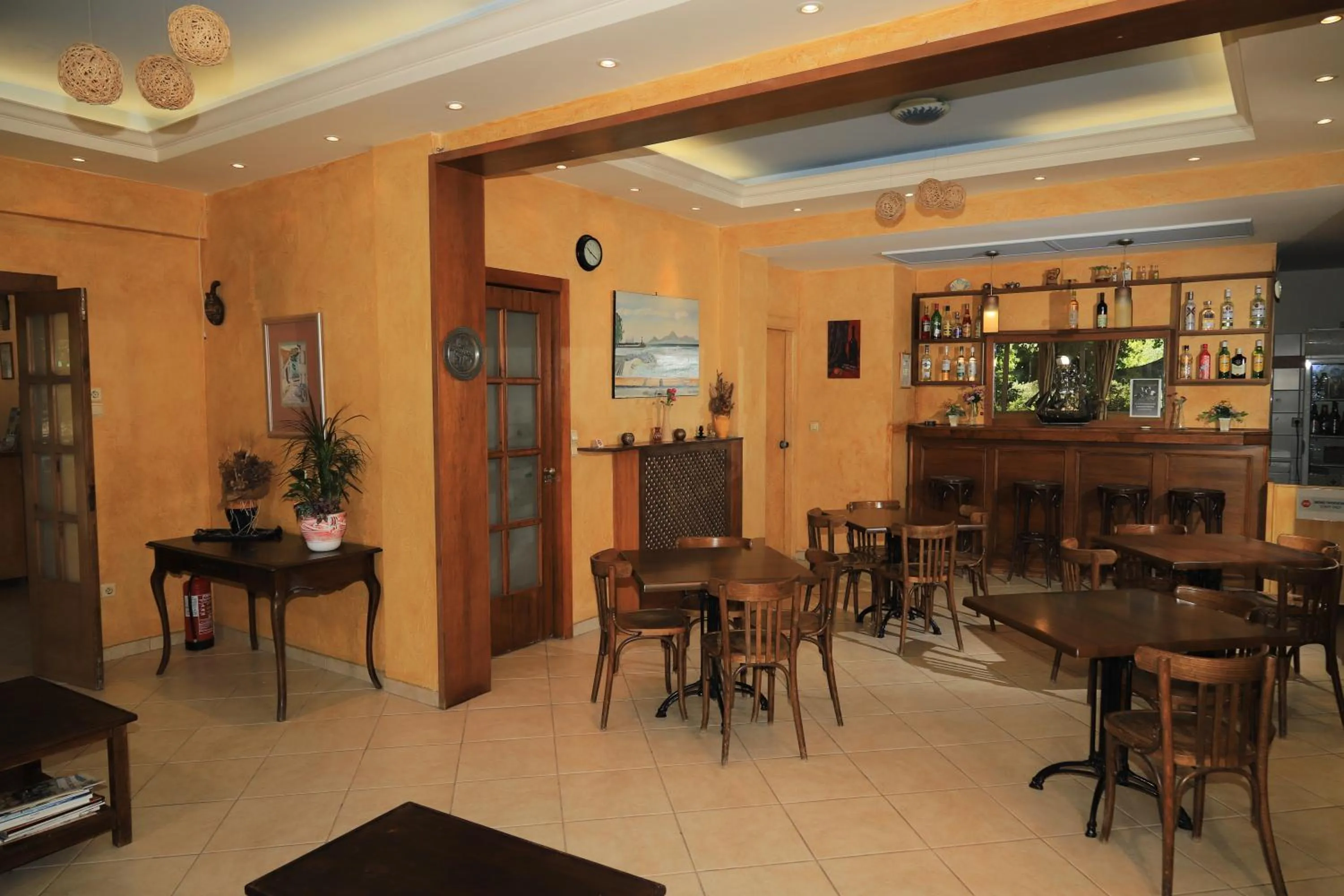 Restaurant/places to eat in IKAROS Hotel ELLINIKO