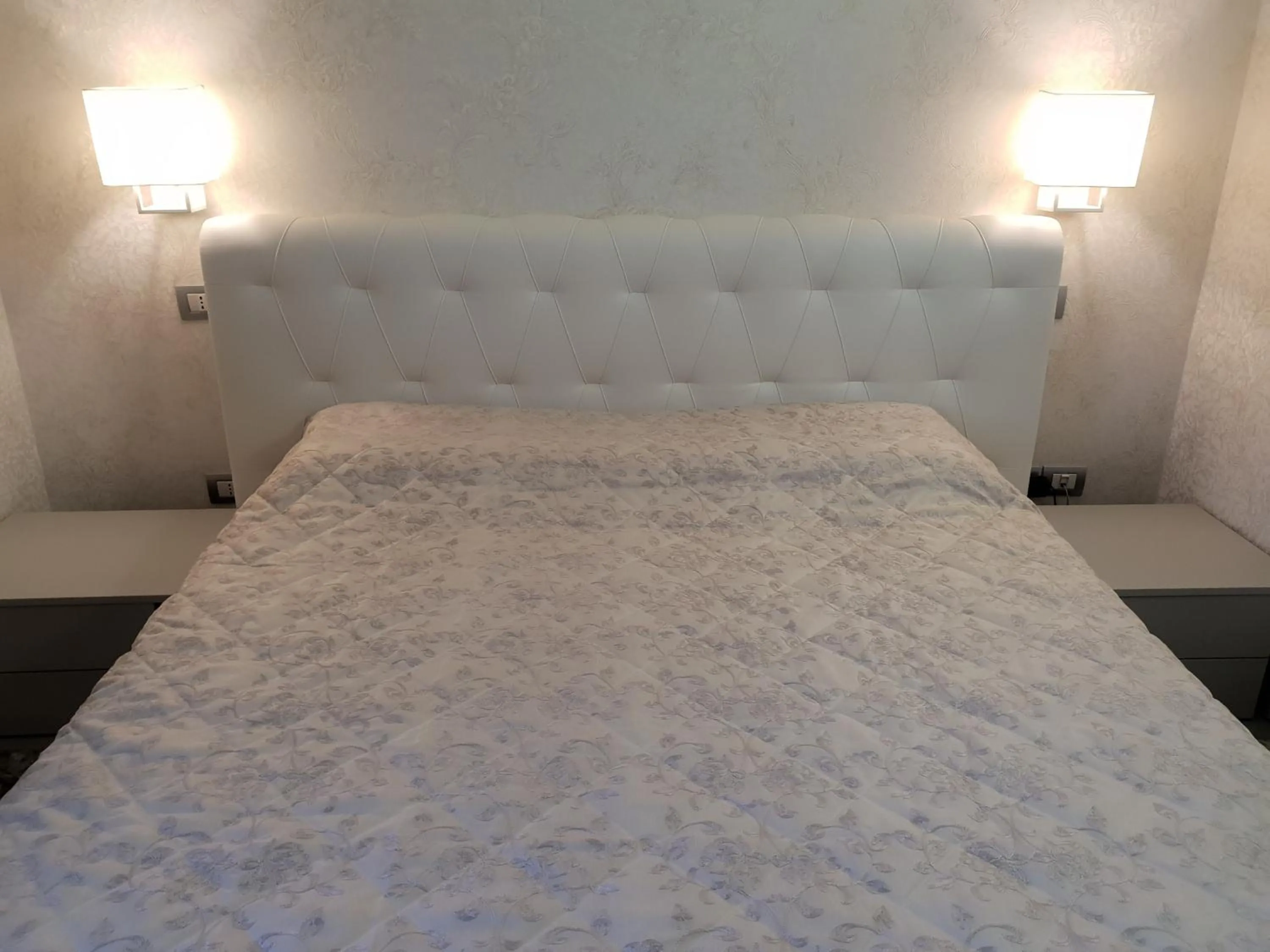 Bed in Sirmione Park View Luxury Apartments