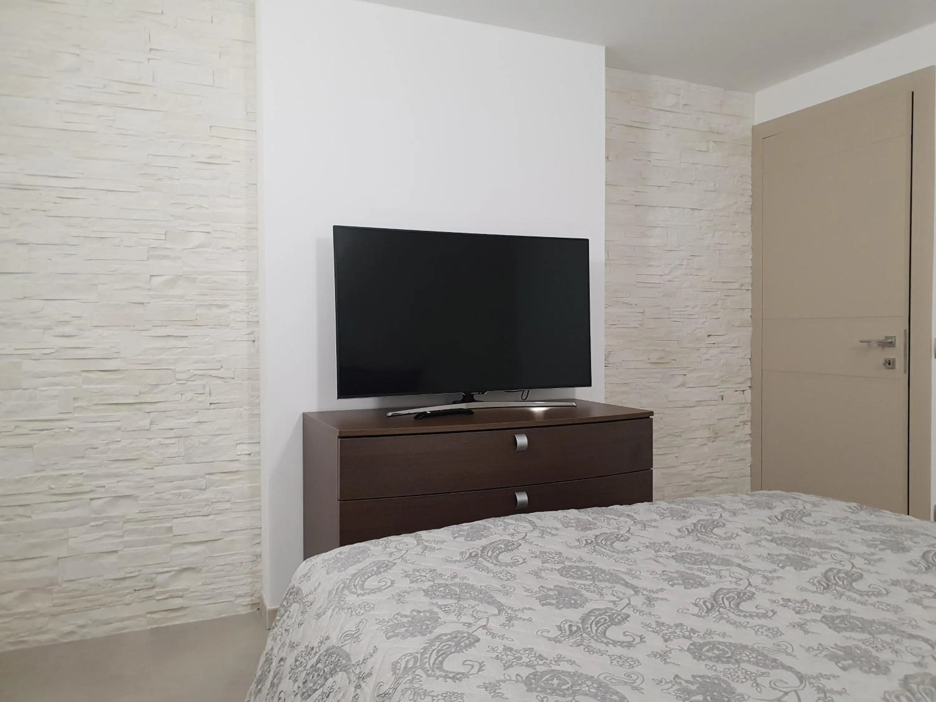 Bed in Sirmione Park View Luxury Apartments