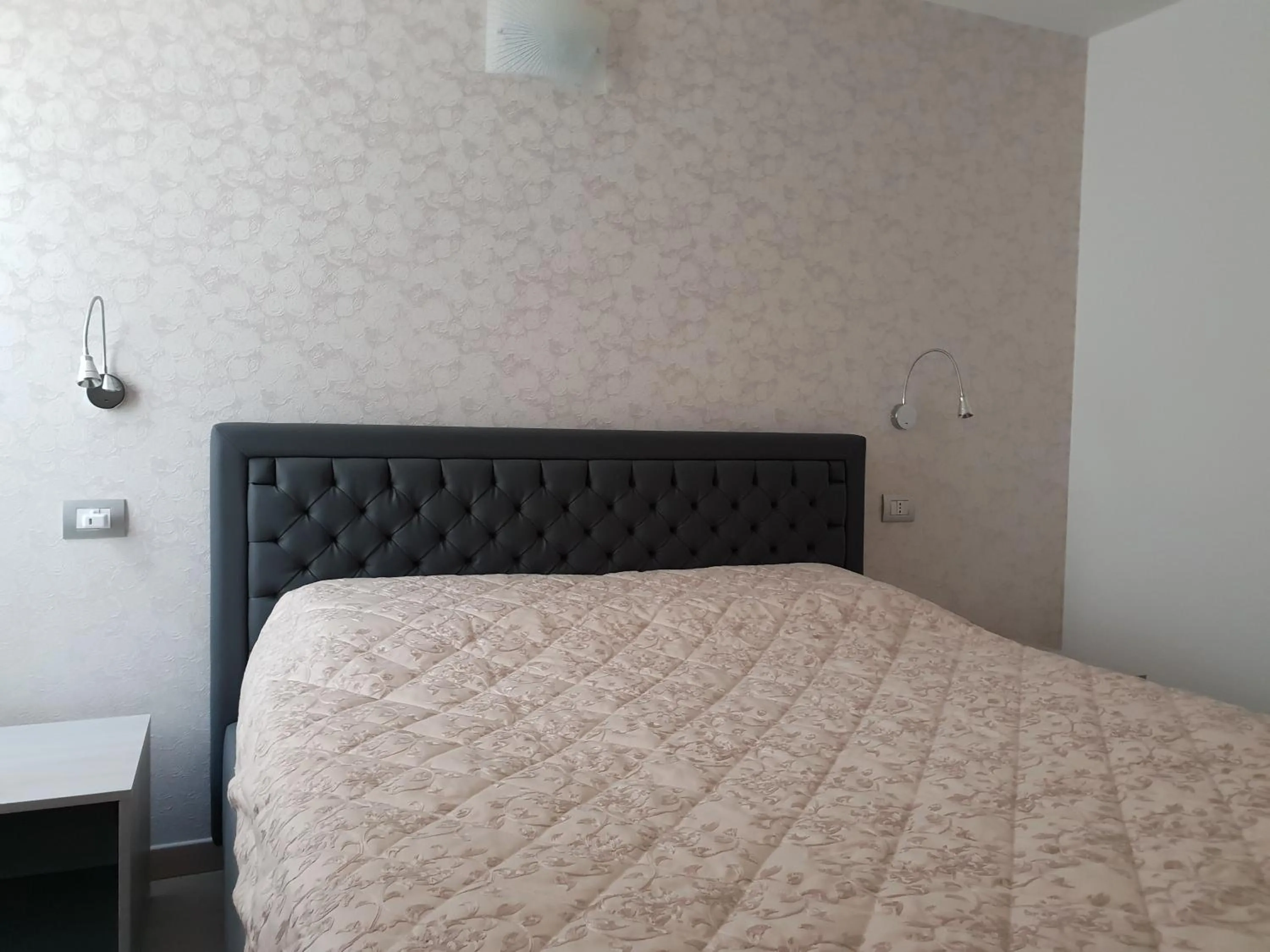 Bed in Sirmione Park View Luxury Apartments